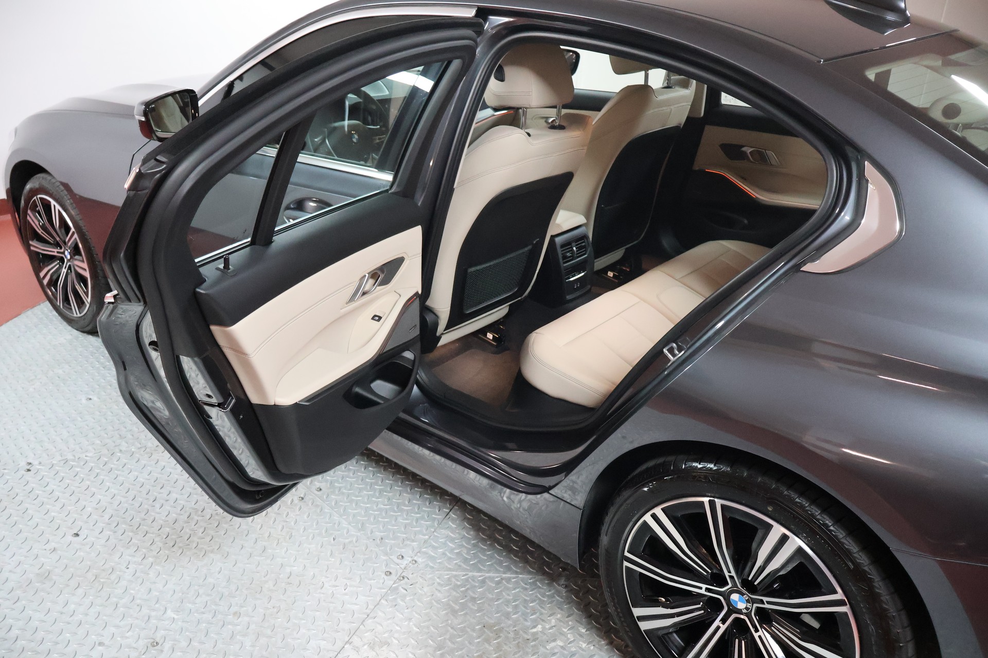 BMW 320d xDrive 48V Steptronic Luxury Line-image-16