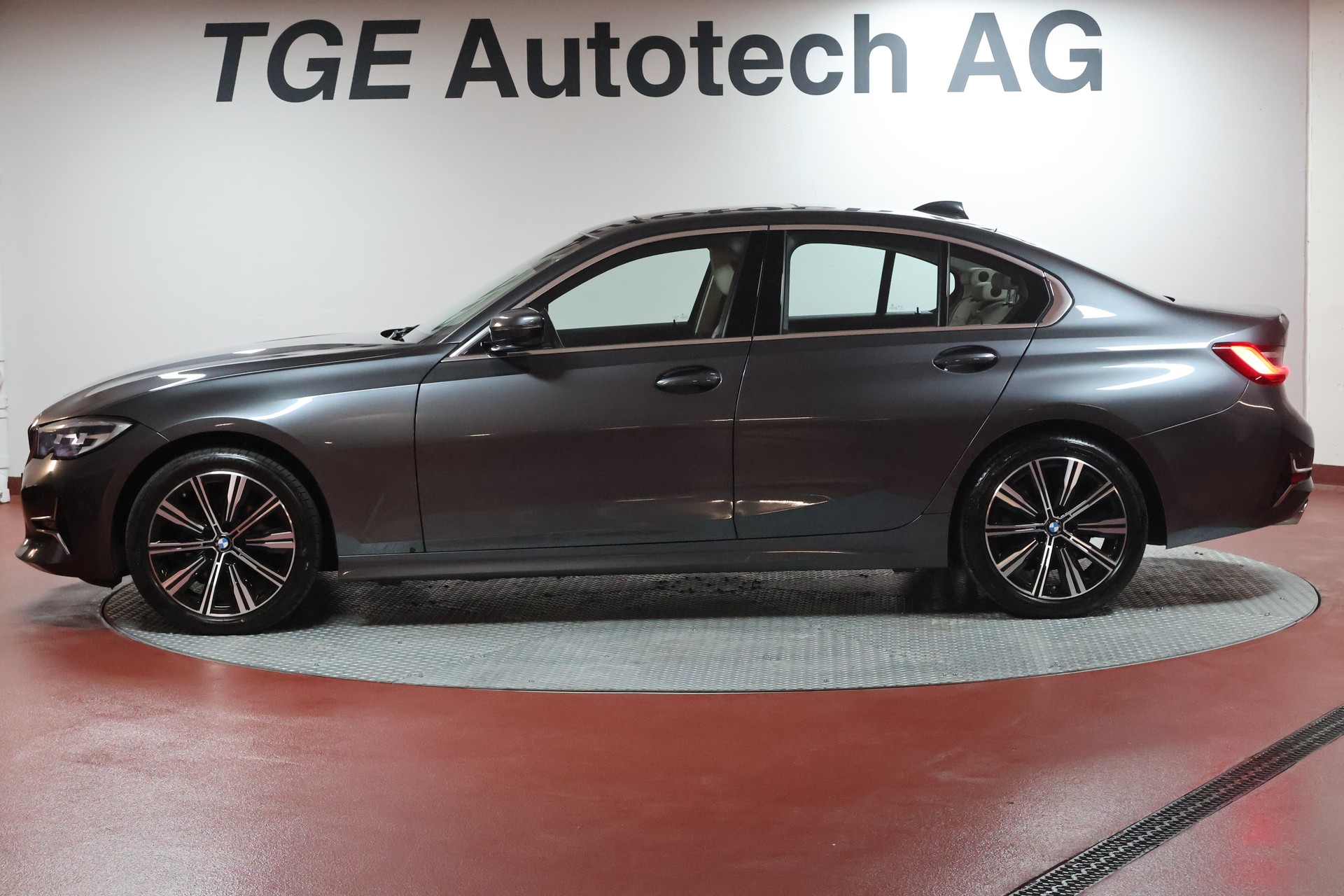 BMW 320d xDrive 48V Steptronic Luxury Line-image-4