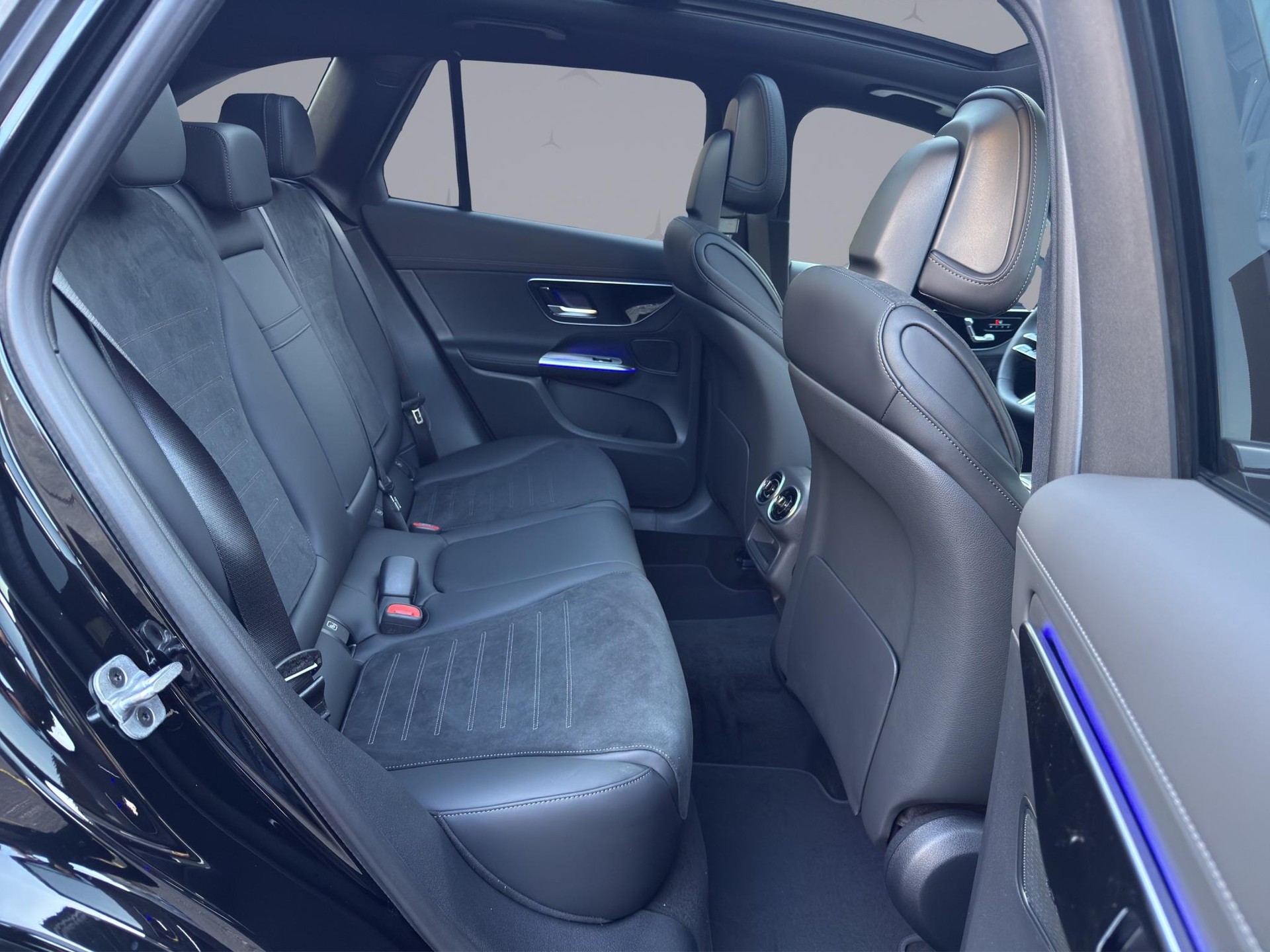 MERCEDES-BENZ GLC 200 AMG Line 4matic-image-17