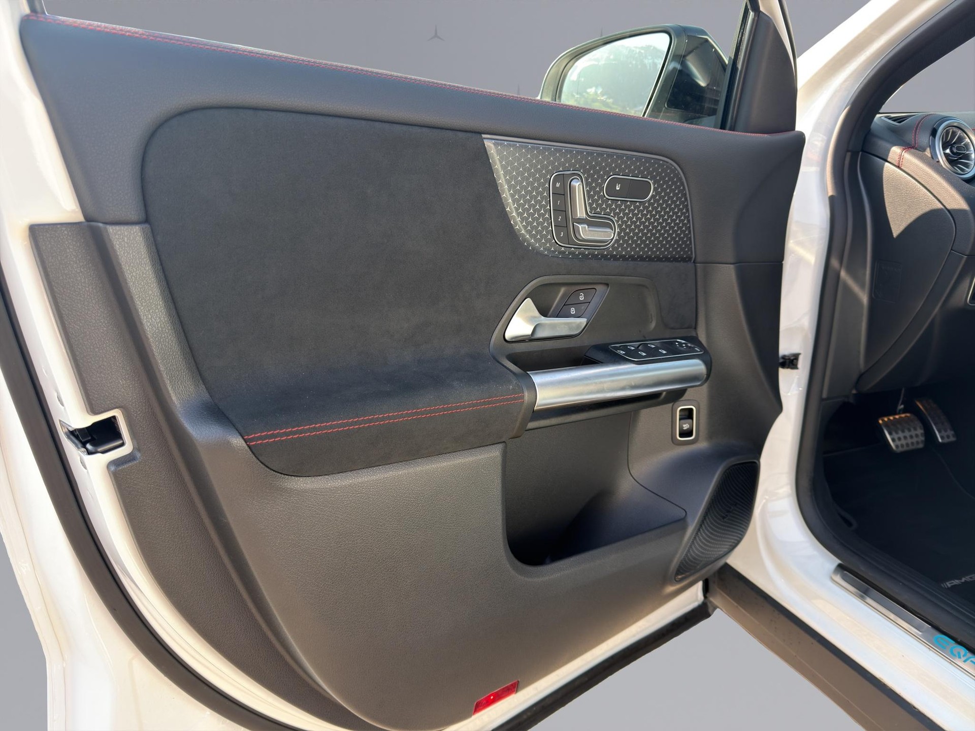 MERCEDES-BENZ EQA 350 Swiss Star AMG Line 4matic-image-14