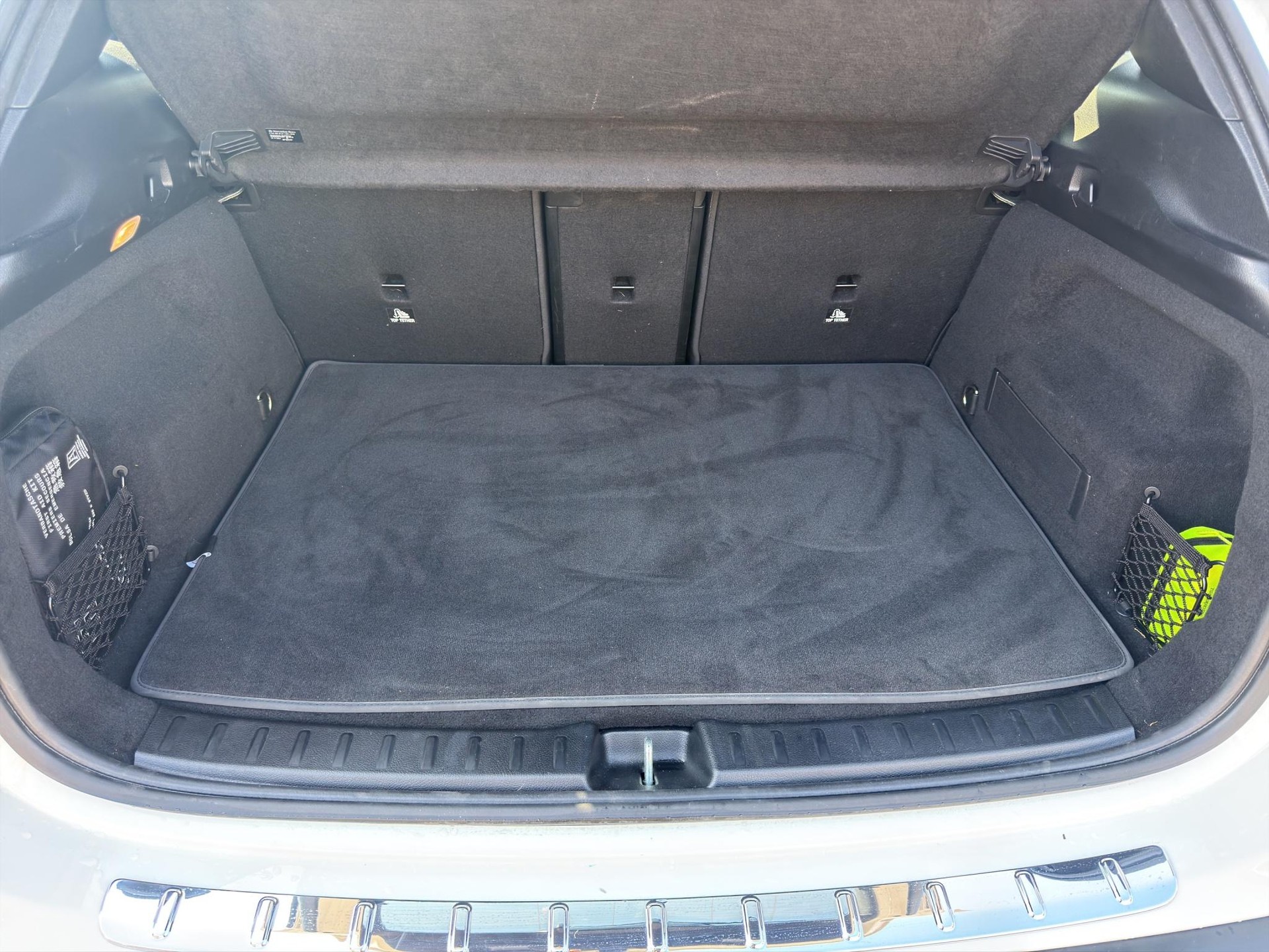 MERCEDES-BENZ EQA 350 Swiss Star AMG Line 4matic-image-17
