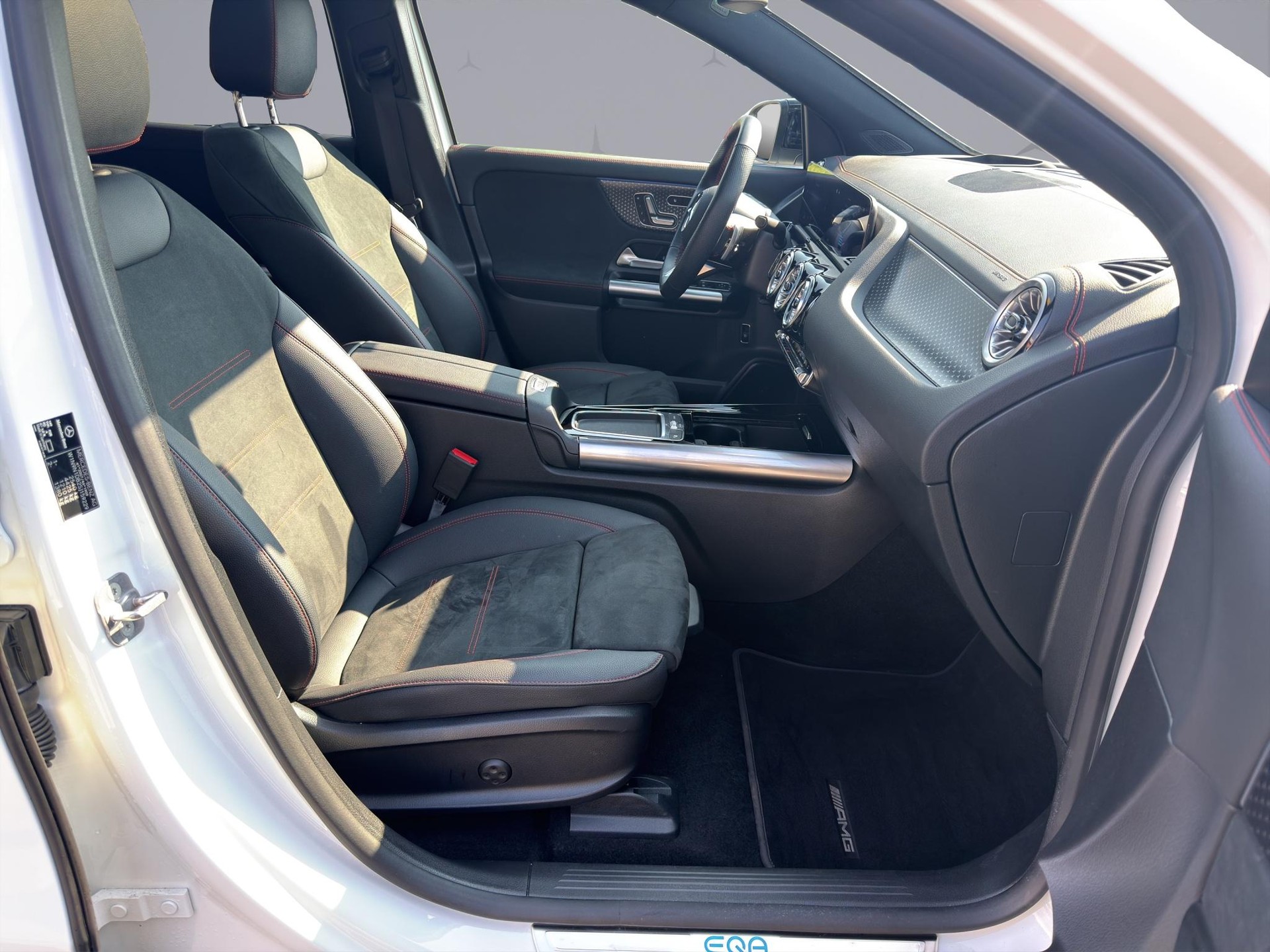 MERCEDES-BENZ EQA 350 Swiss Star AMG Line 4matic-image-15