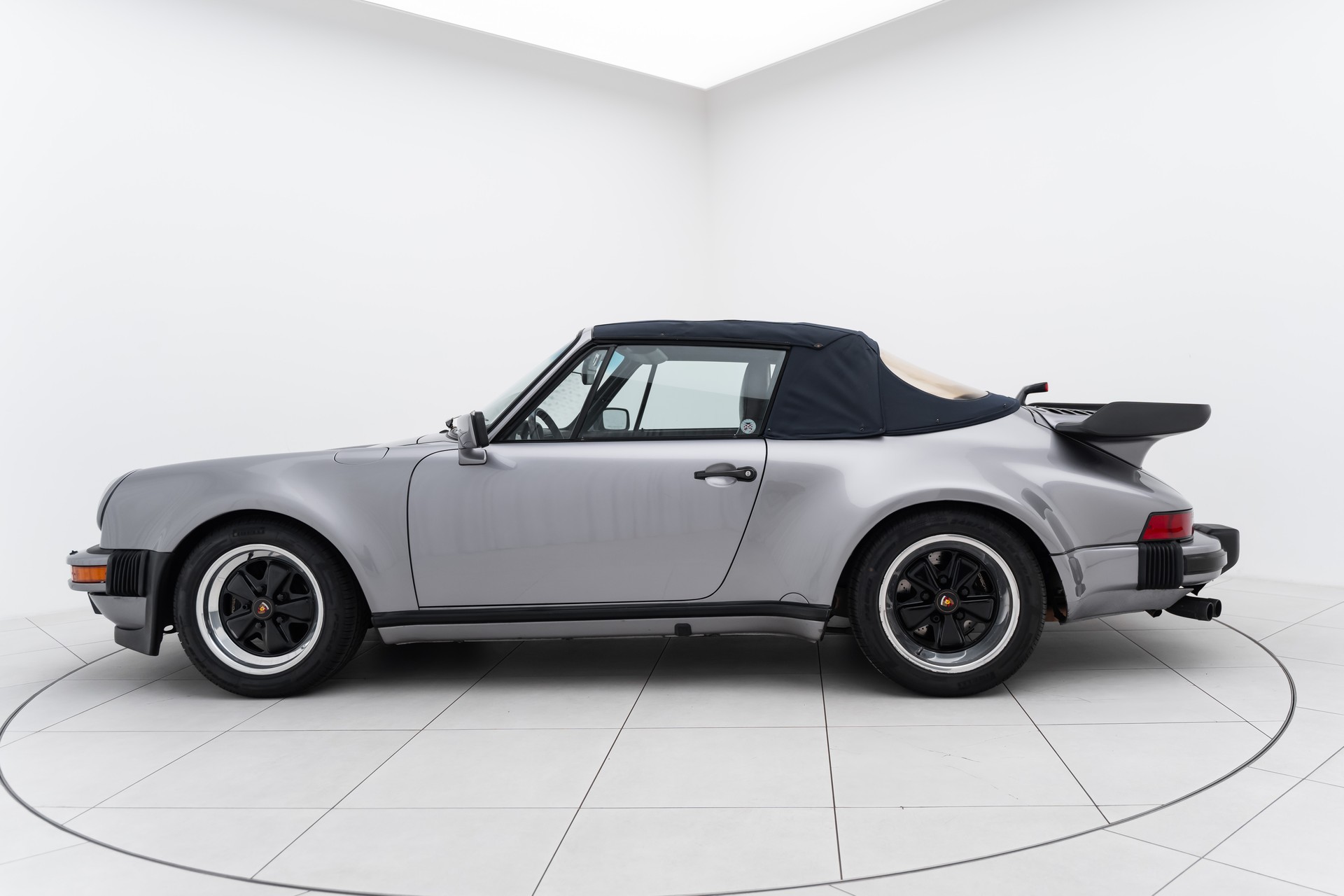 PORSCHE 911 Turbo Cabriolet-showroom-element-1