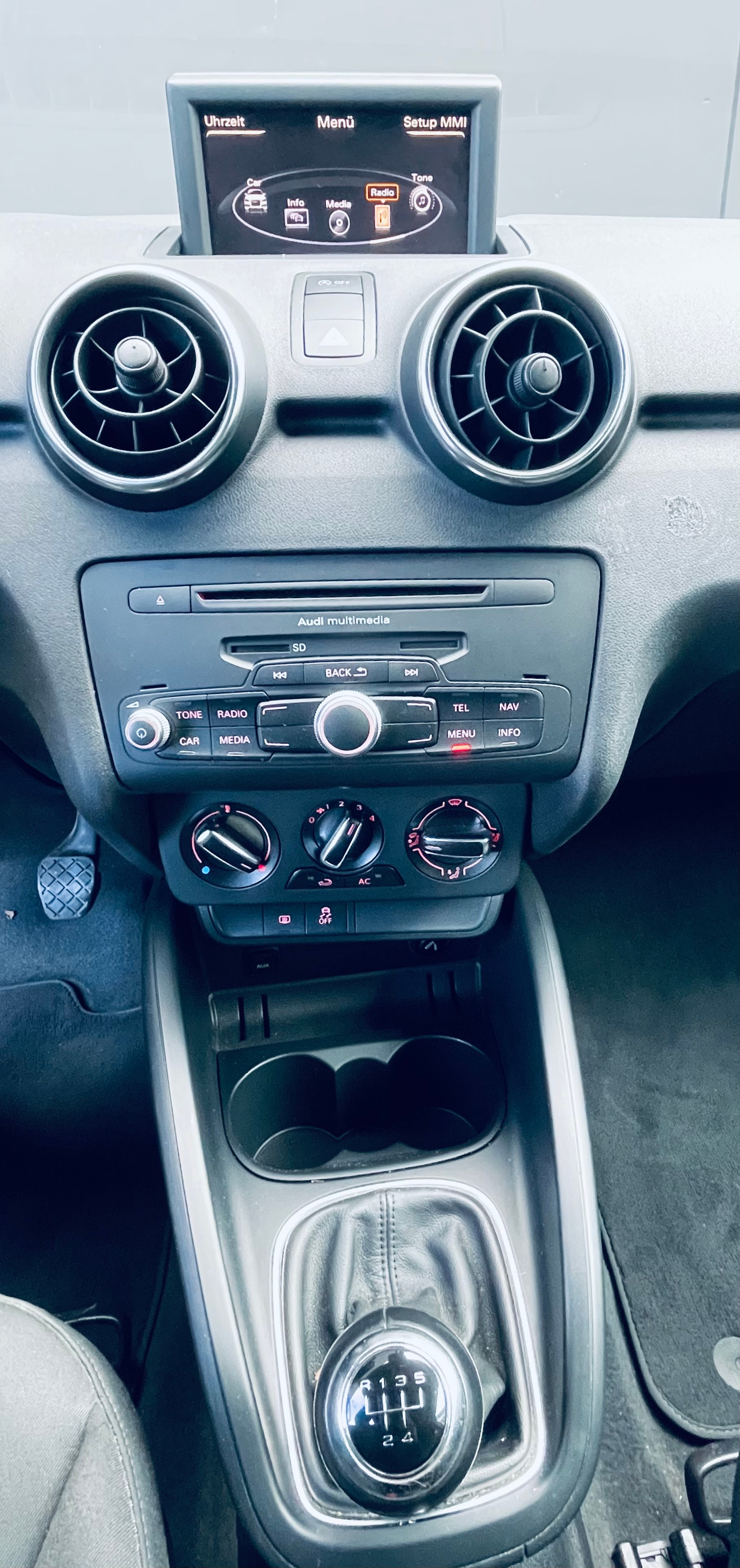 AUDI A1 1.6 TDI Ambition-image-4