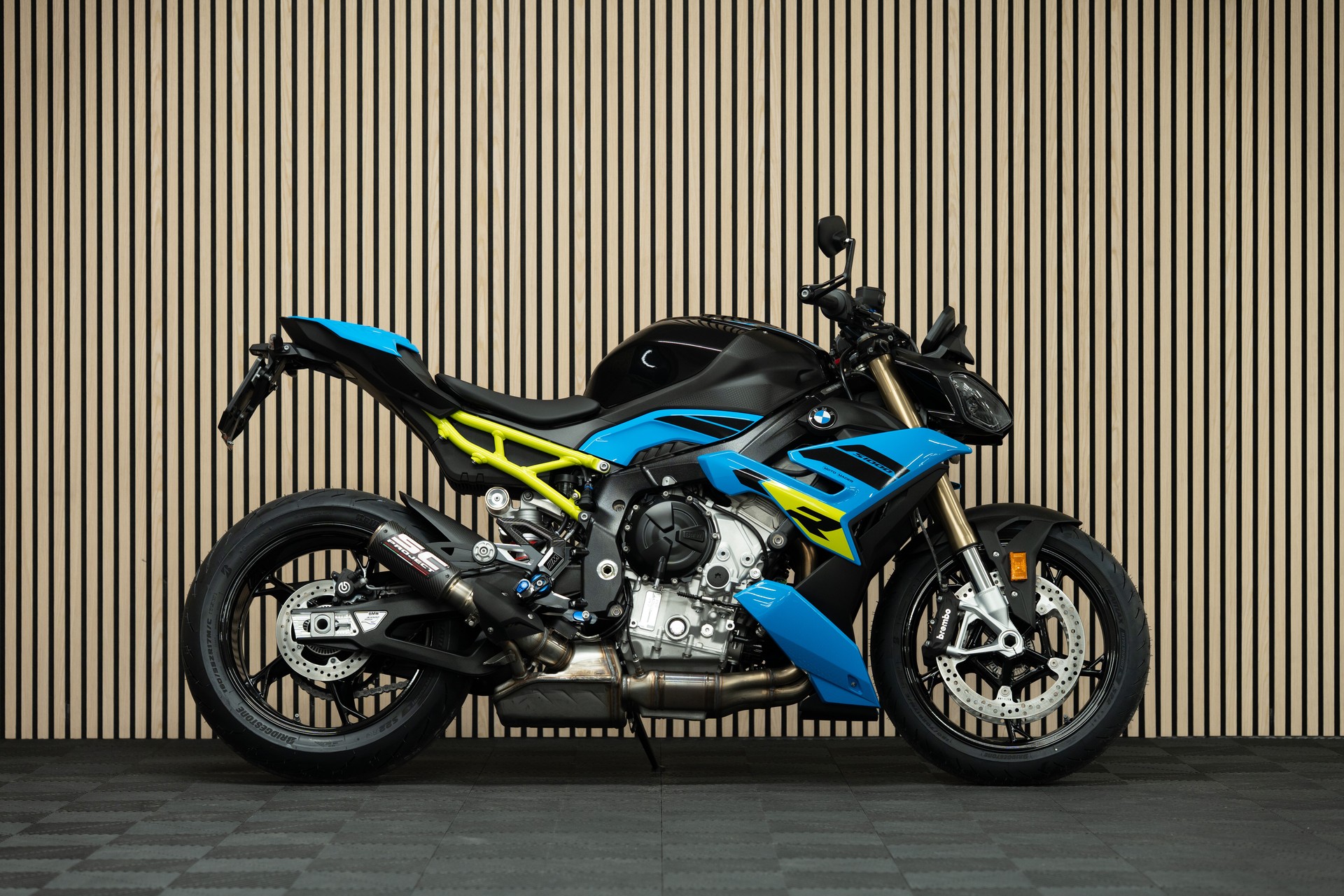 BMW BMW S 1000 R mit M Frästeilen und SC Project Endschalldämpfer