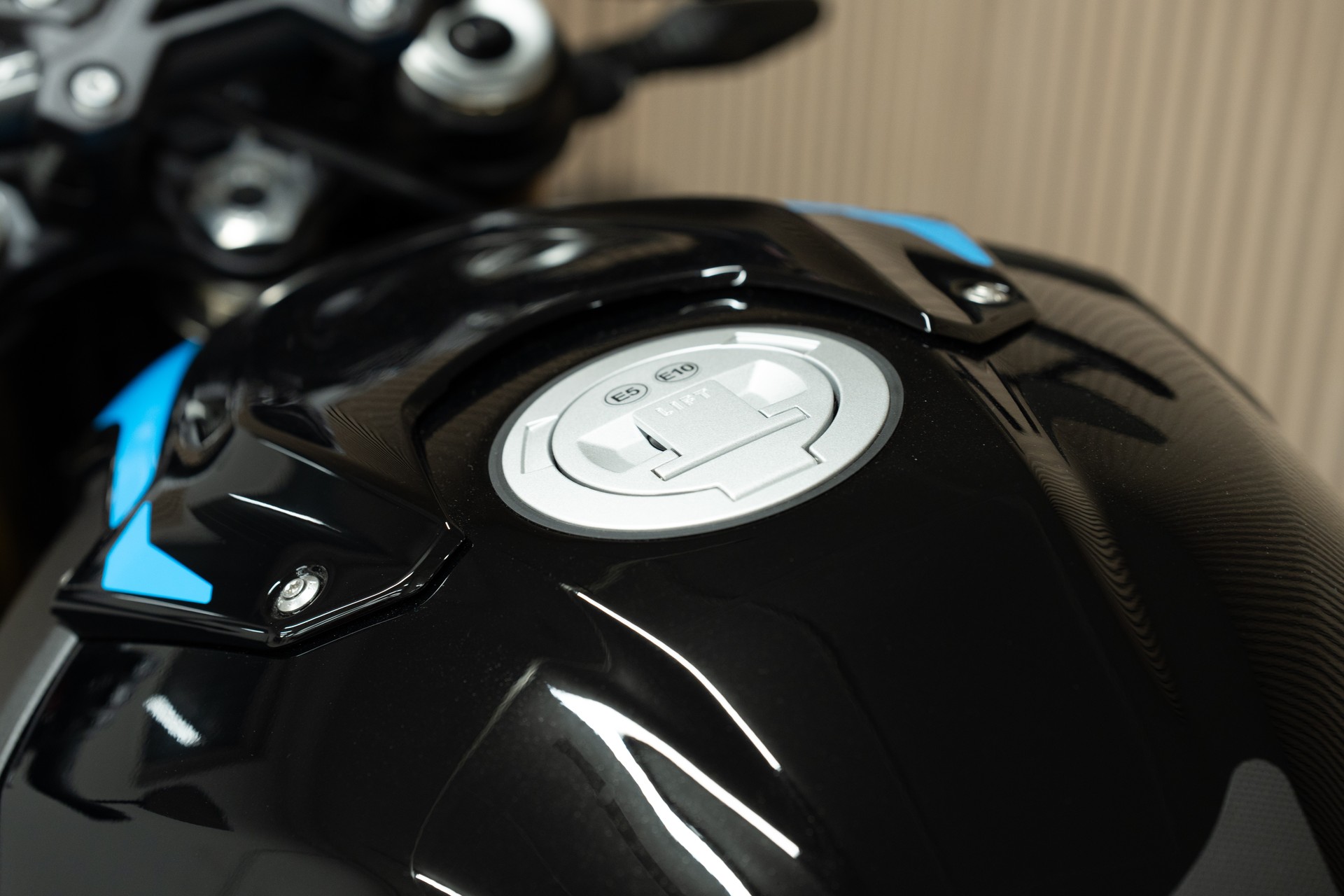 BMW BMW S 1000 R mit M Frästeilen und SC Project Endschalldämpfer-showroom-element-3
