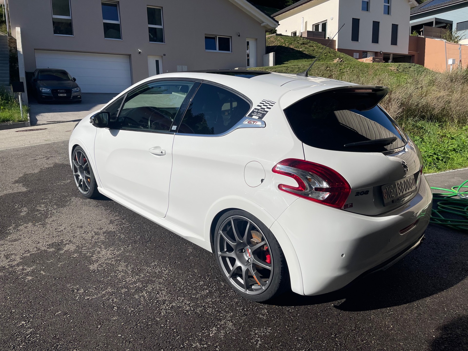 PEUGEOT 208 1.6 Turbo GTi-image-1