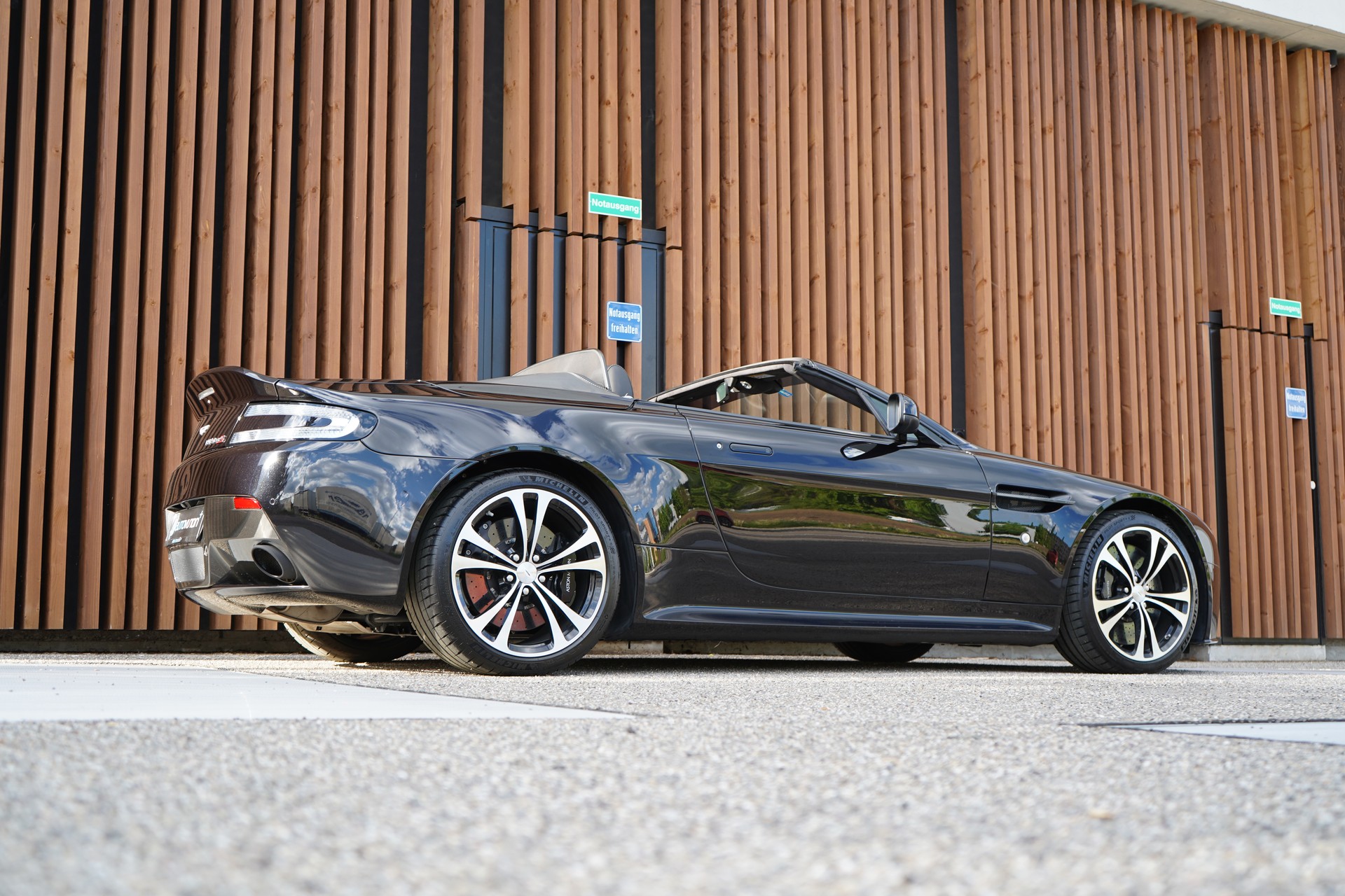 ASTON MARTIN V12 VANTAGE 5.9 S SPORTSHIFT CARBON l 574 PS-image-11