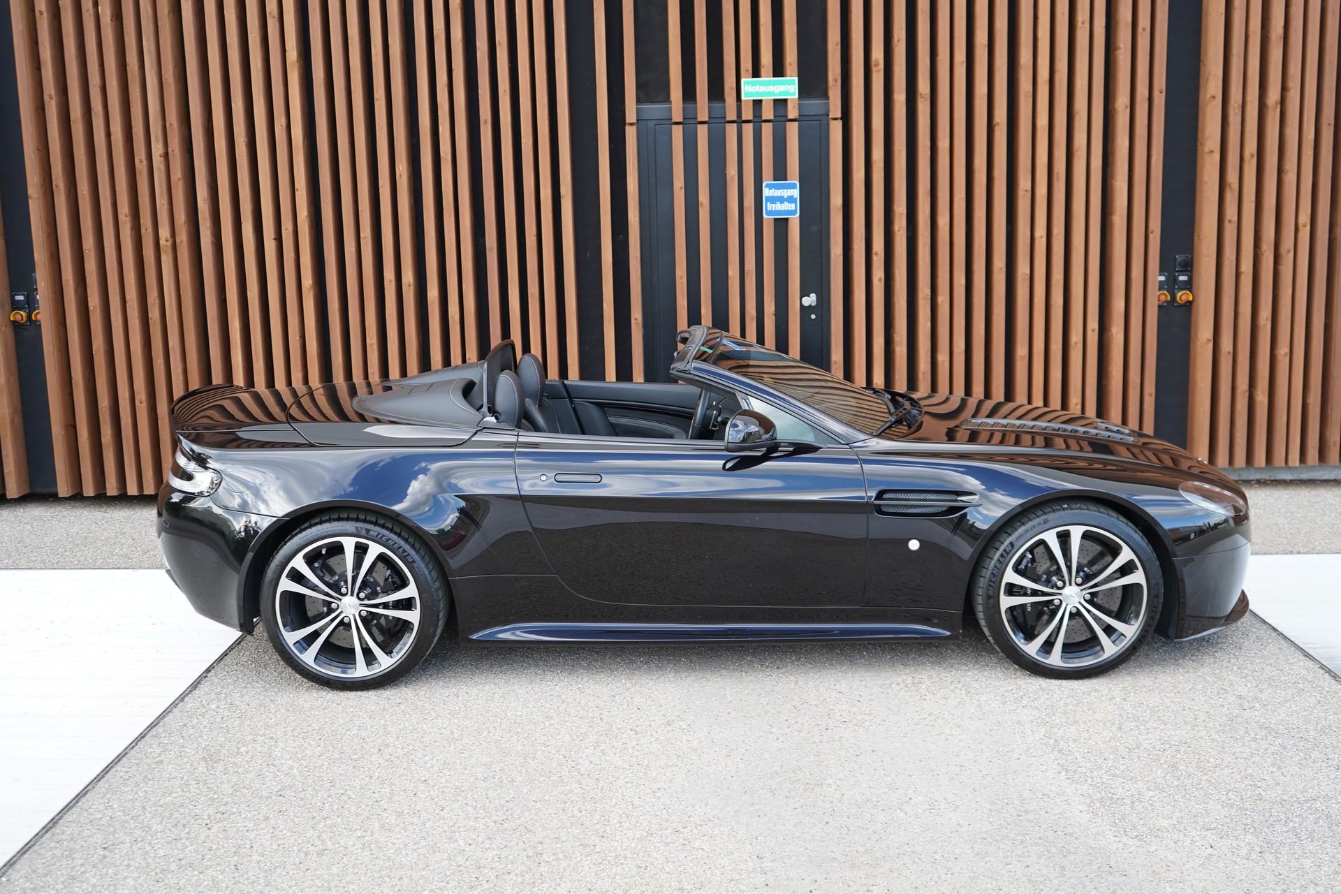 ASTON MARTIN V12 VANTAGE 5.9 S SPORTSHIFT CARBON l 574 PS-image-5