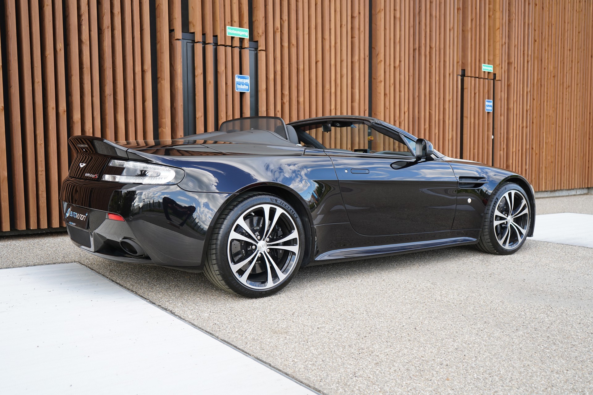 ASTON MARTIN V12 VANTAGE 5.9 S SPORTSHIFT CARBON l 574 PS-image-9