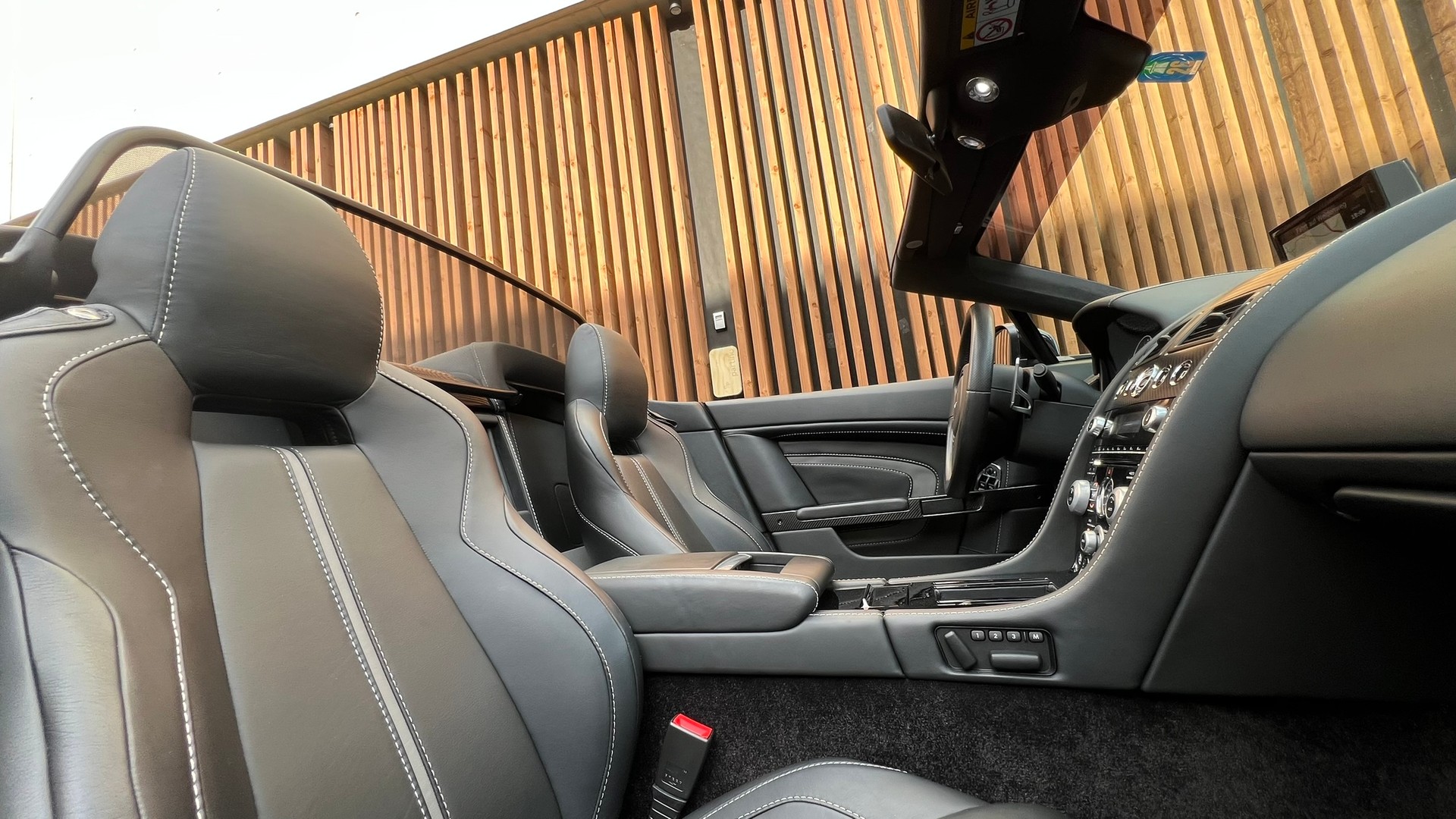 ASTON MARTIN V12 VANTAGE 5.9 S SPORTSHIFT CARBON l 574 PS-image-28