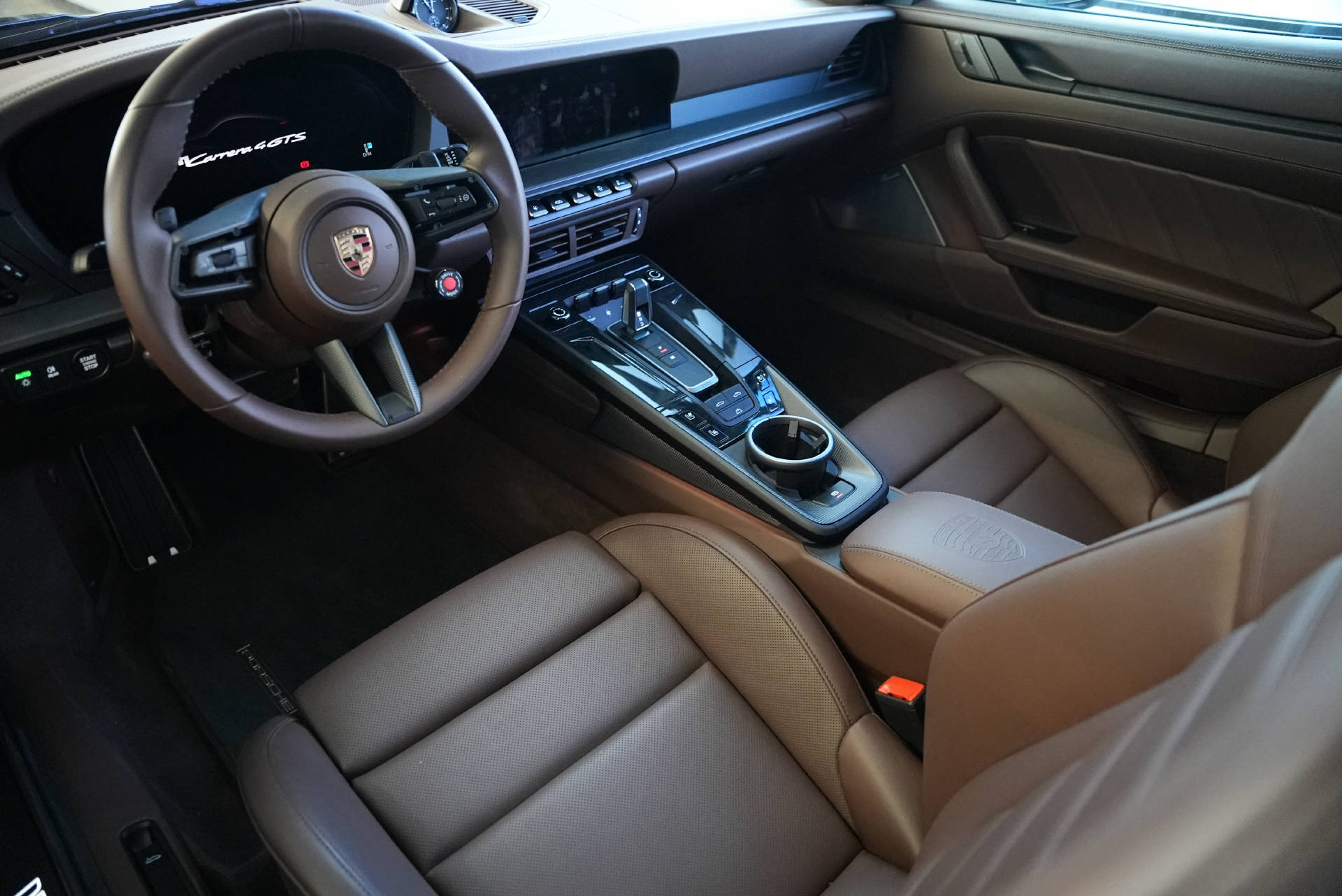 PORSCHE 911 Carrera 4 GTS Cabriolet Aventuringrün-image-6