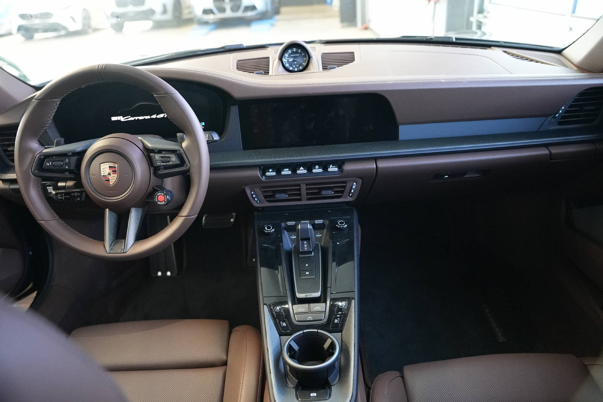 PORSCHE 911 Carrera 4 GTS Cabriolet Aventuringrün-image-11