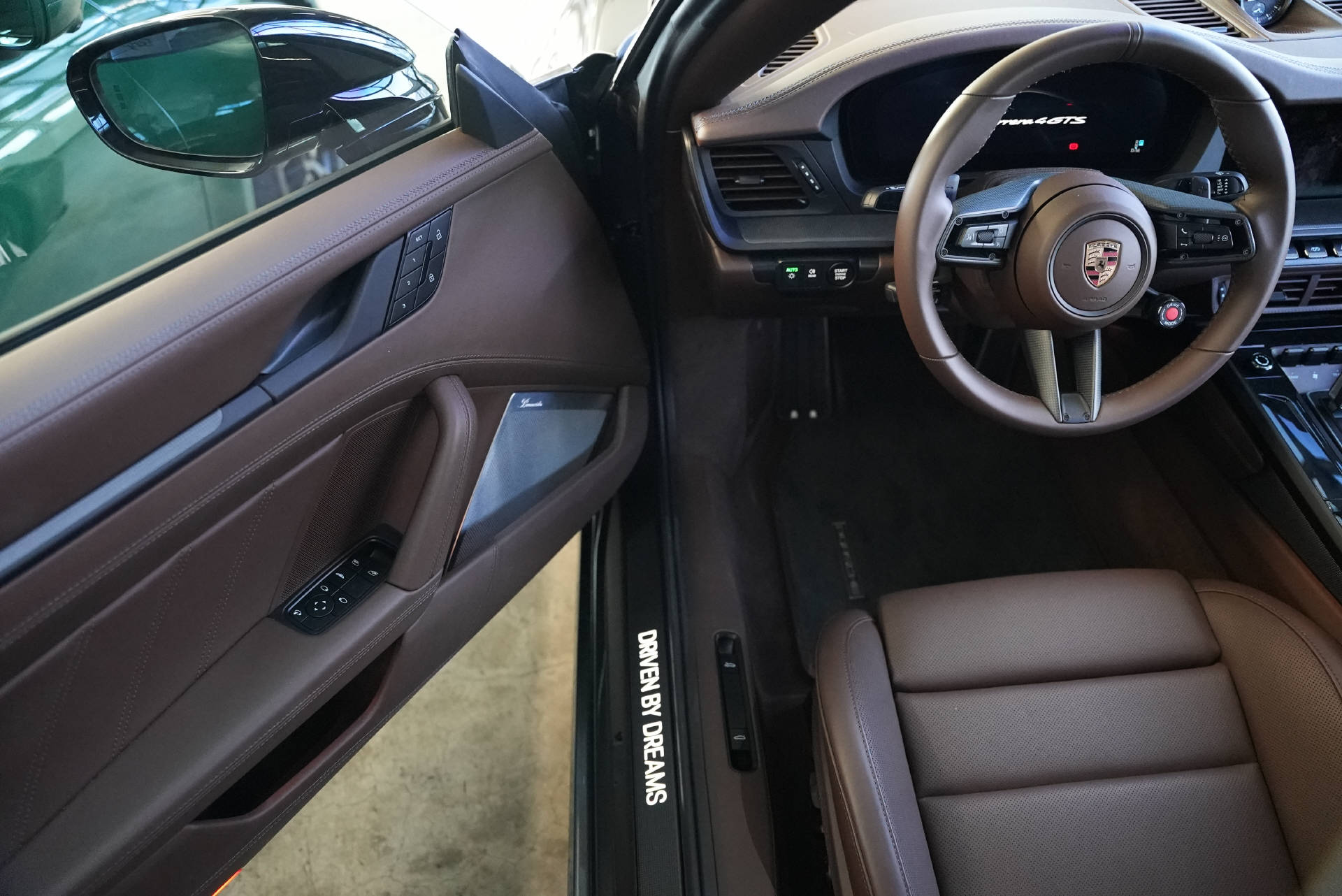 PORSCHE 911 Carrera 4 GTS Cabriolet Aventuringrün-image-8