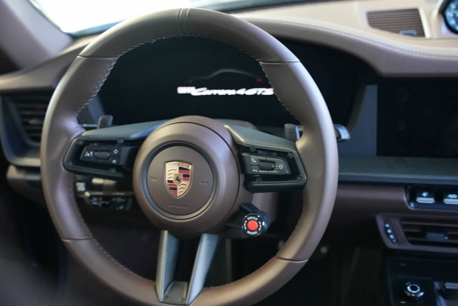 PORSCHE 911 Carrera 4 GTS Cabriolet Aventuringrün-image-12