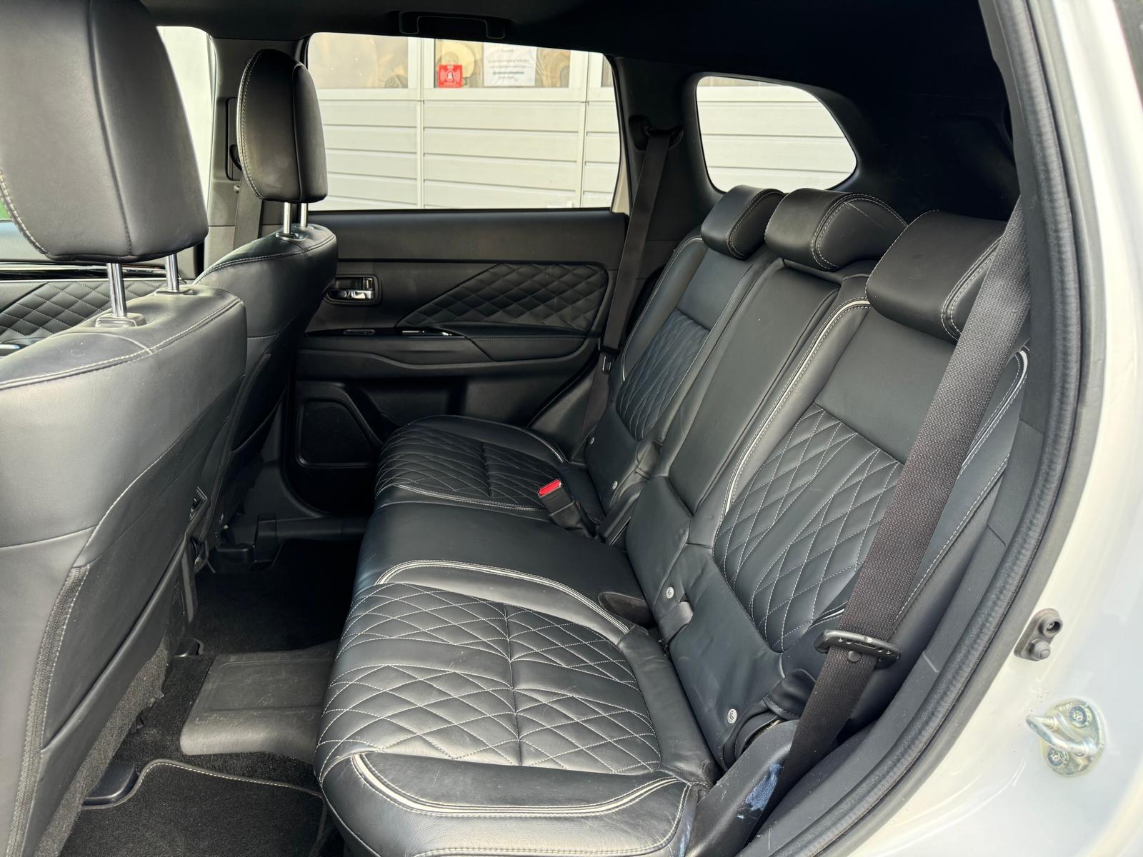 MITSUBISHI Outlander 2.4 PHEV Diamond S-Edition 4WD Automatic-image-17