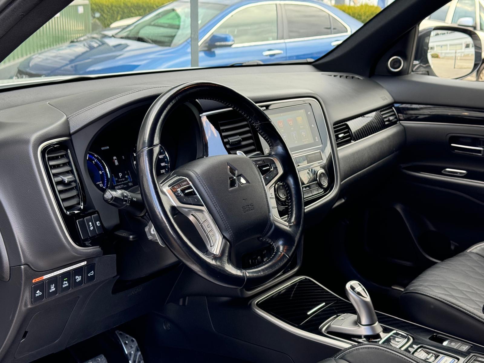 MITSUBISHI Outlander 2.4 PHEV Diamond S-Edition 4WD Automatic-image-12