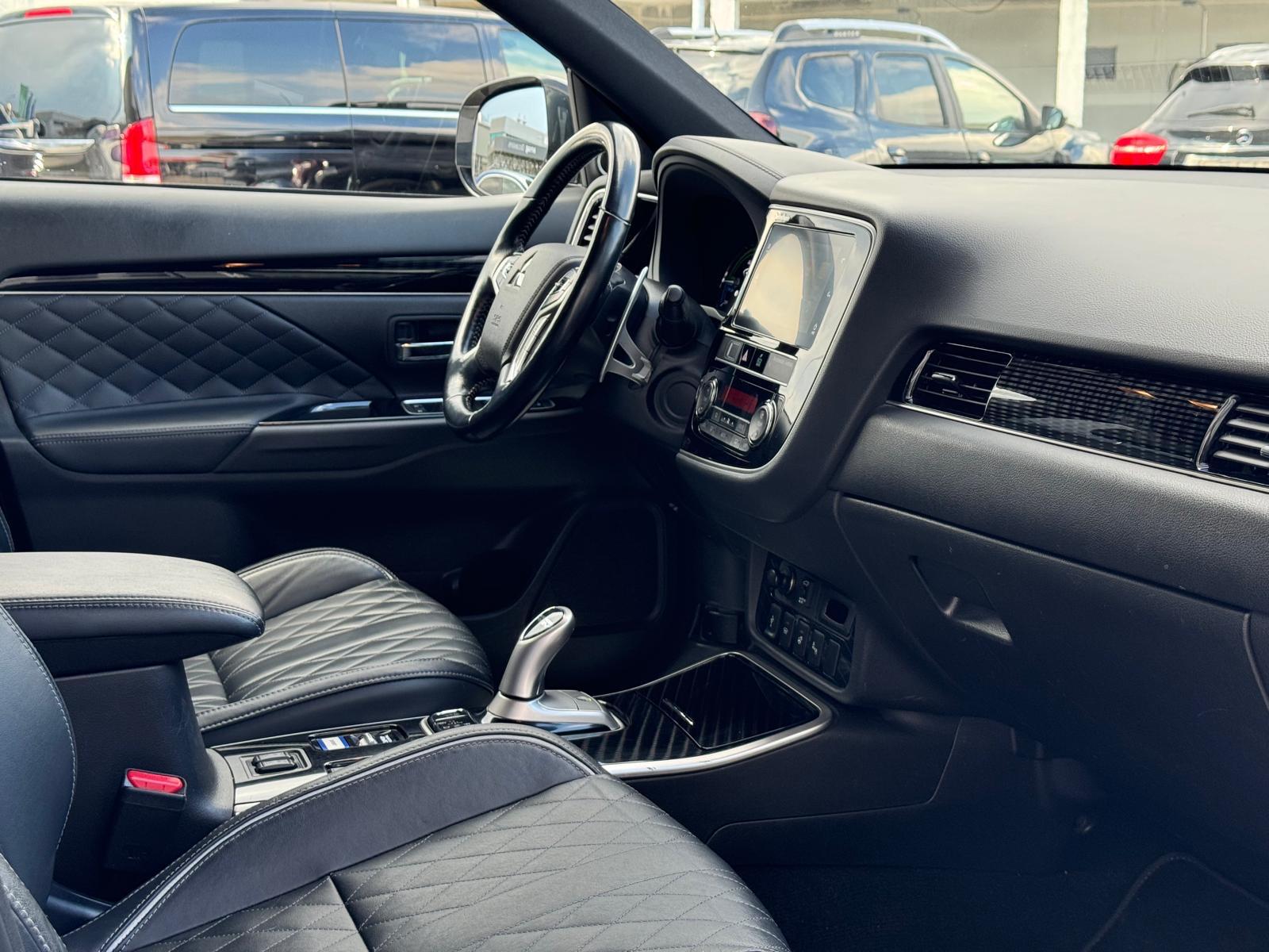 MITSUBISHI Outlander 2.4 PHEV Diamond S-Edition 4WD Automatic-image-18