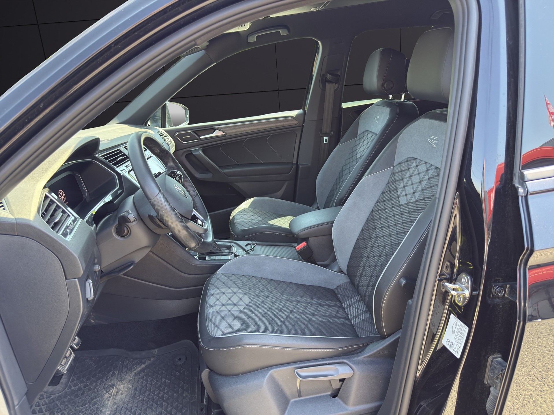 VW Tiguan Allspace 2.0TSI R-Line 4Motion DSG-image-14