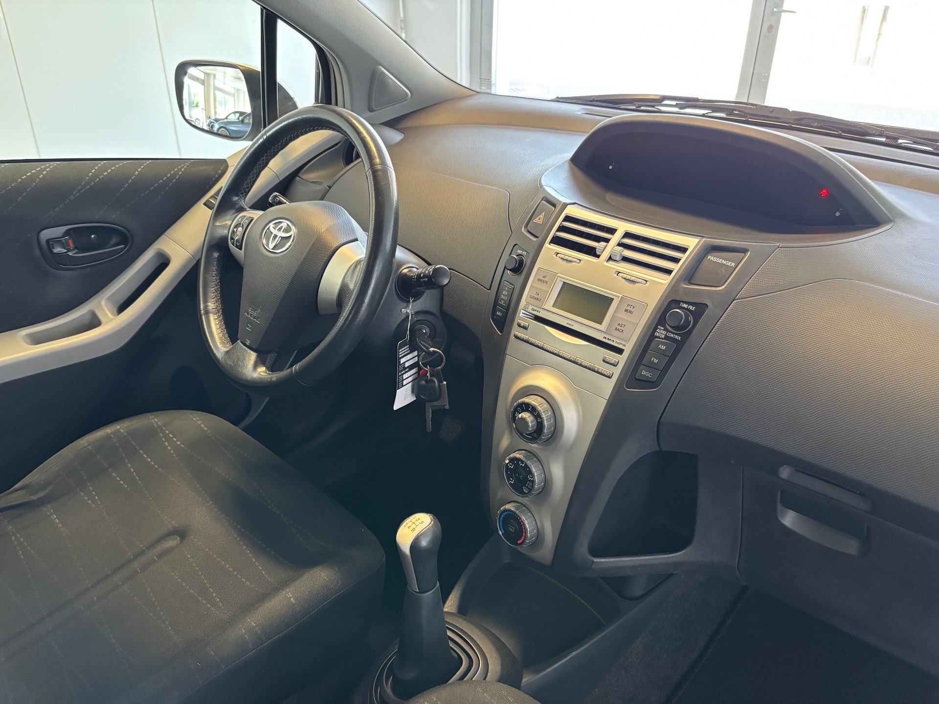 TOYOTA Yaris 1.3 Linea Sol-image-8