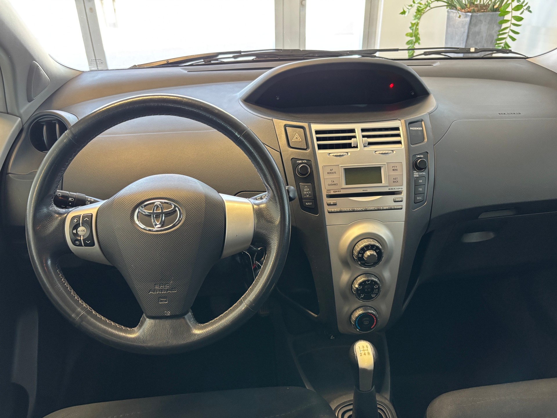 TOYOTA Yaris 1.3 Linea Sol-image-12