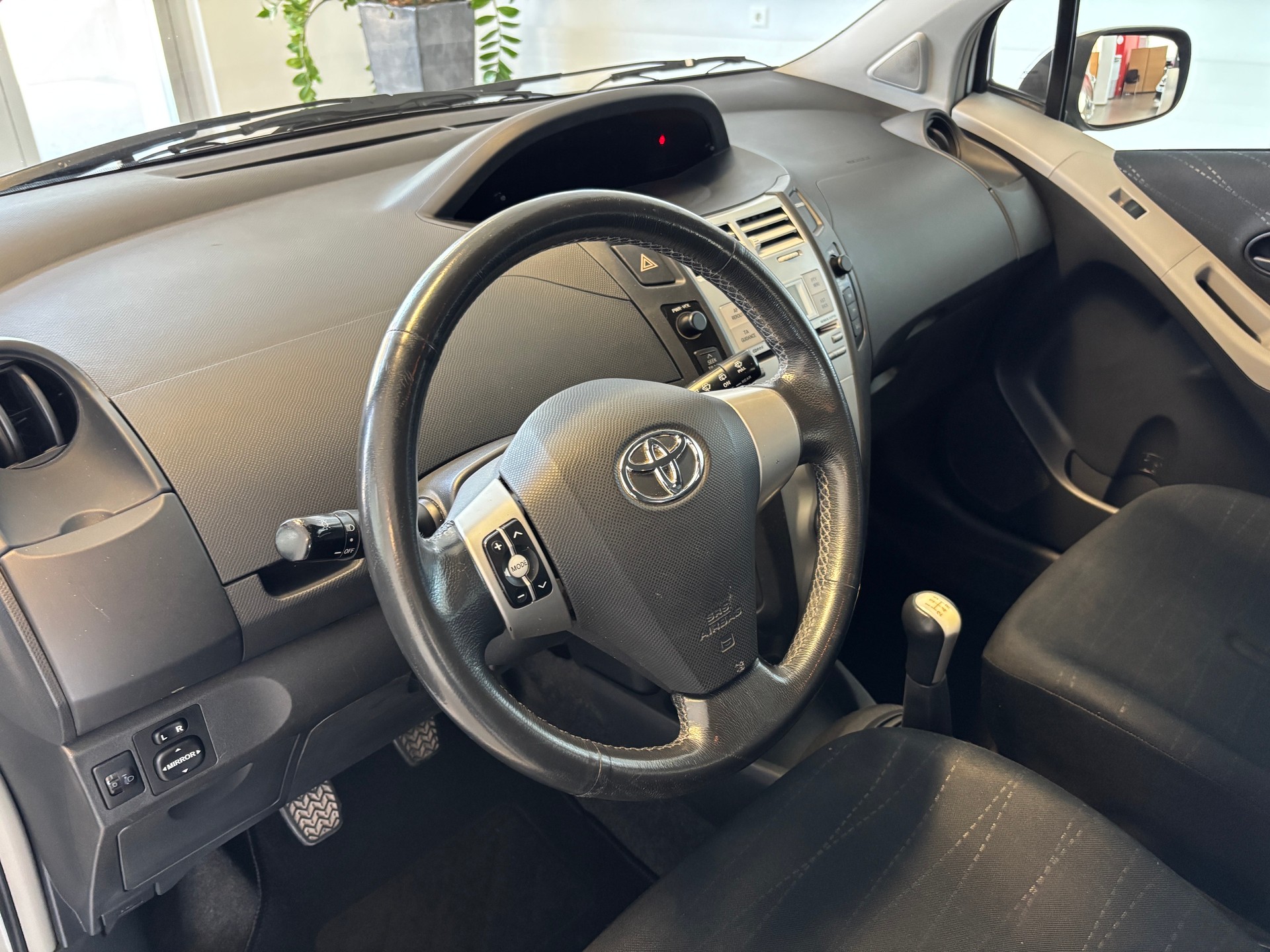 TOYOTA Yaris 1.3 Linea Sol-image-5