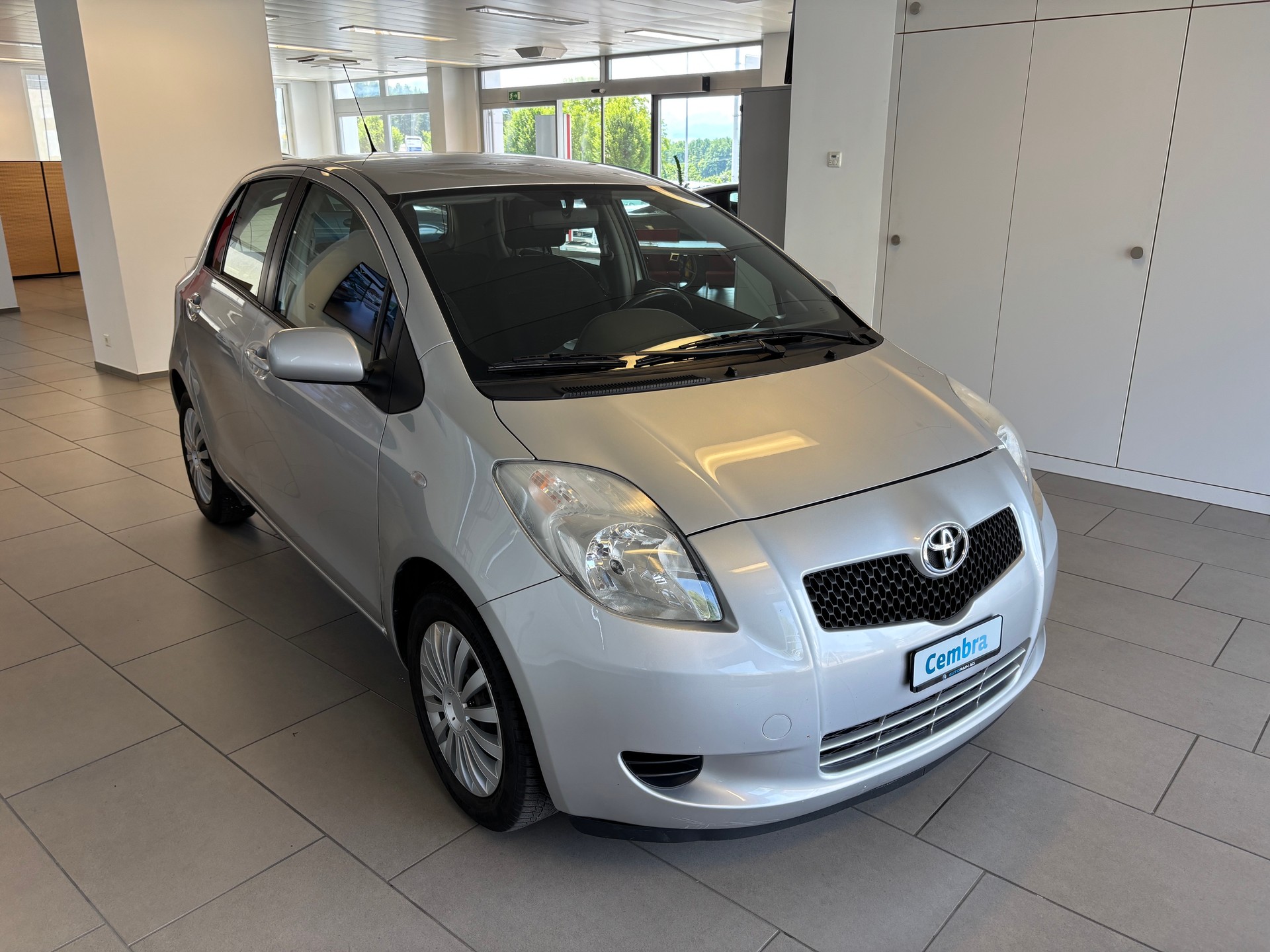 TOYOTA Yaris 1.3 Linea Sol-showroom-element-1