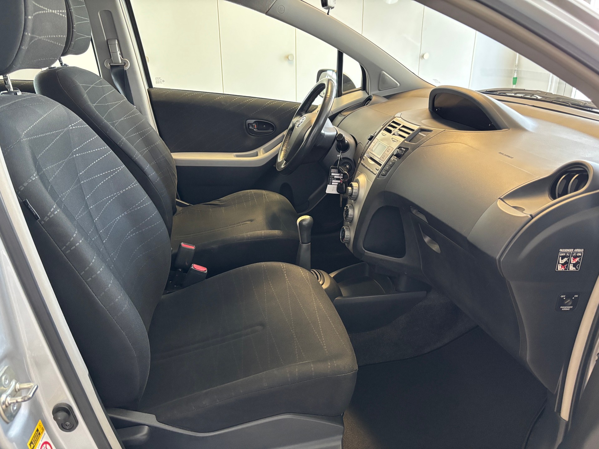 TOYOTA Yaris 1.3 Linea Sol-image-9