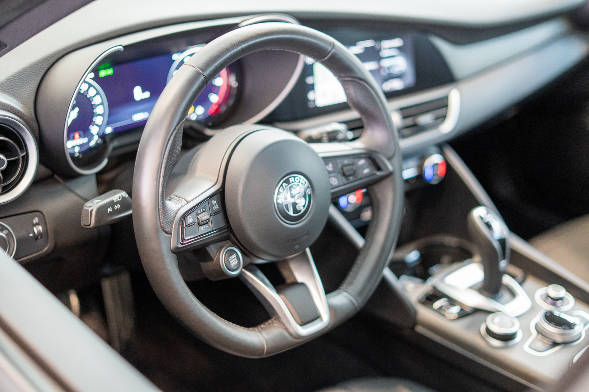 ALFA ROMEO Giulia 2.0 Q4 TI / Rückfahrkamera / el.Sitze-image-11