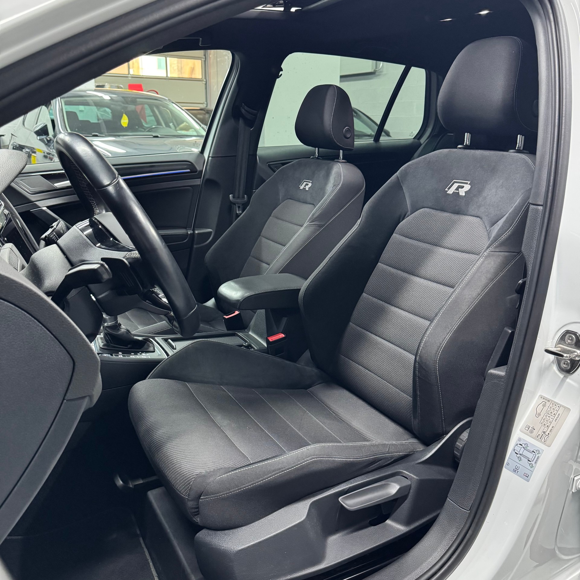 VW Golf 2.0 TSI R 4Motion DSG-image-14