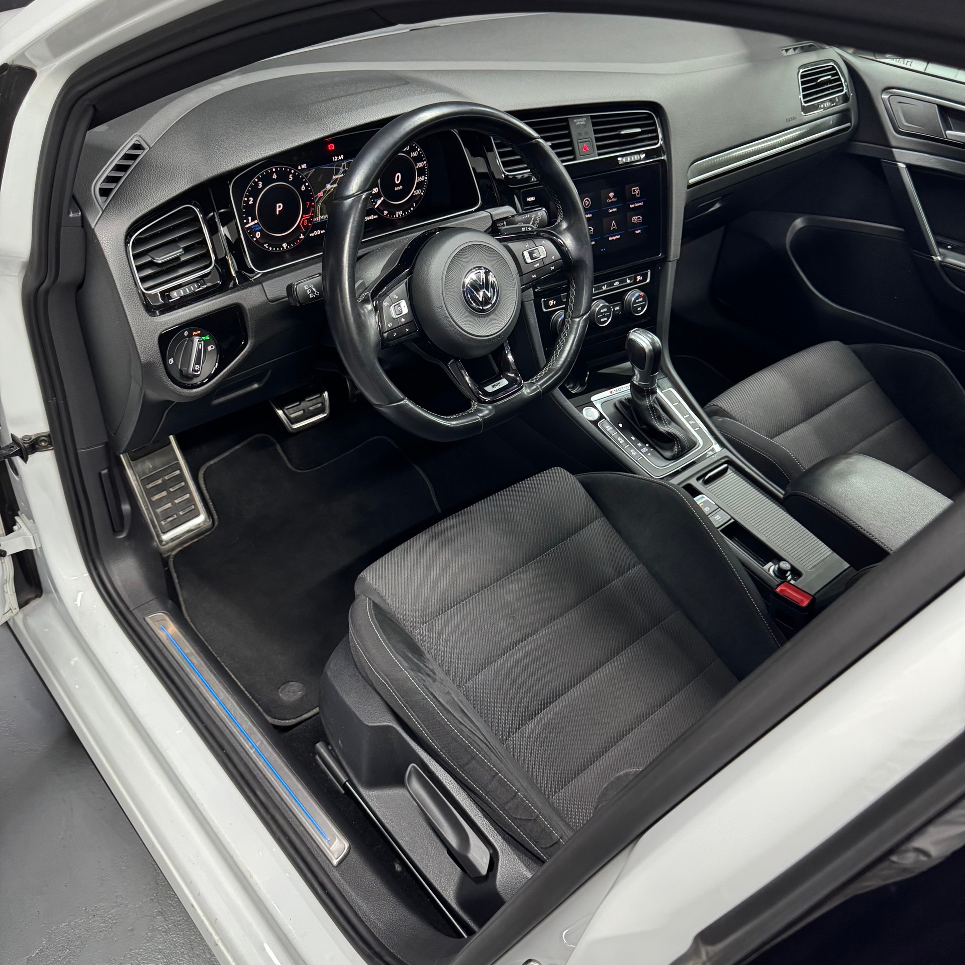 VW Golf 2.0 TSI R 4Motion DSG-image-11