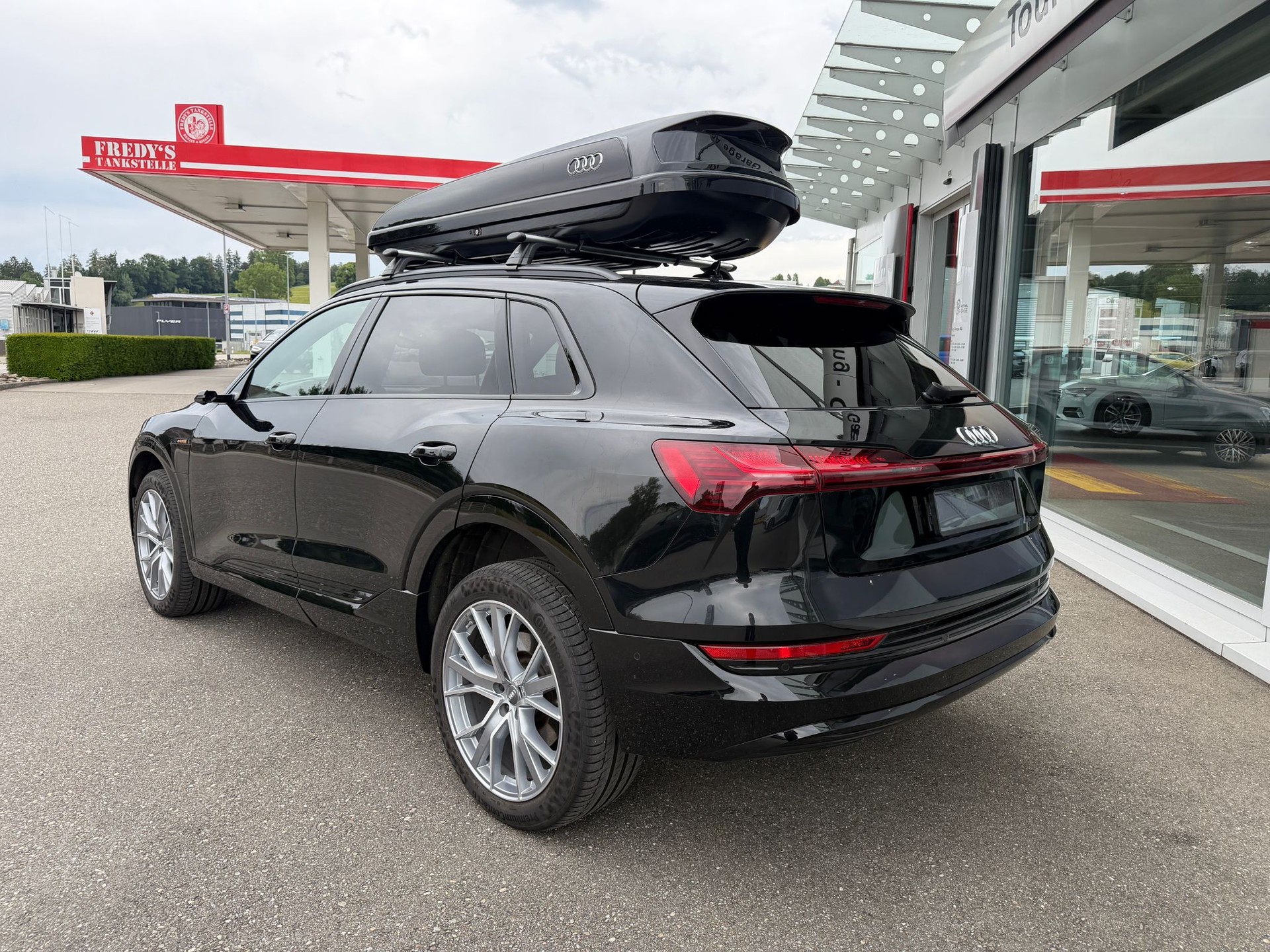 AUDI e-tron 55 Advanced quattro-image-2
