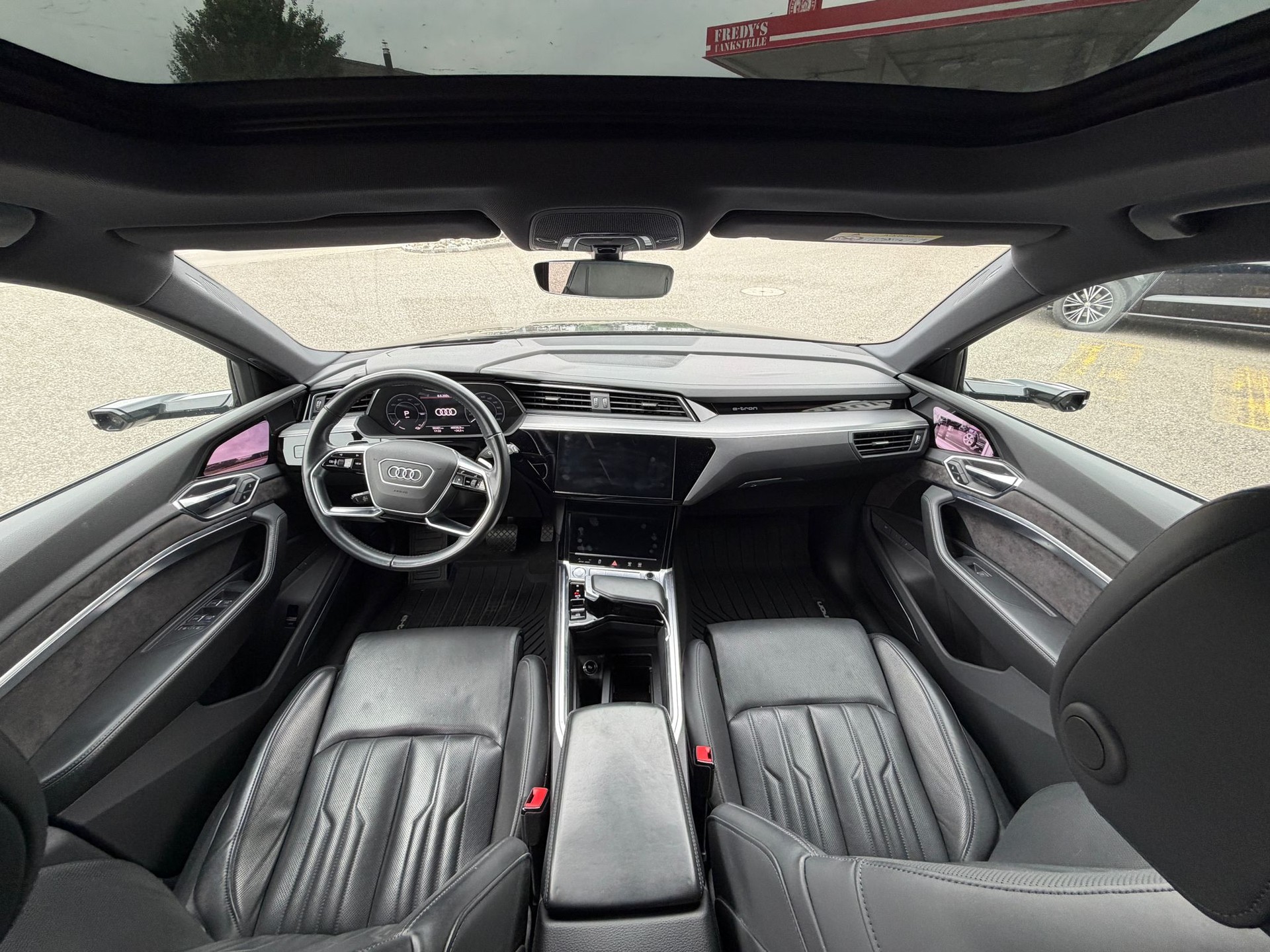 AUDI e-tron 55 Advanced quattro-image-24