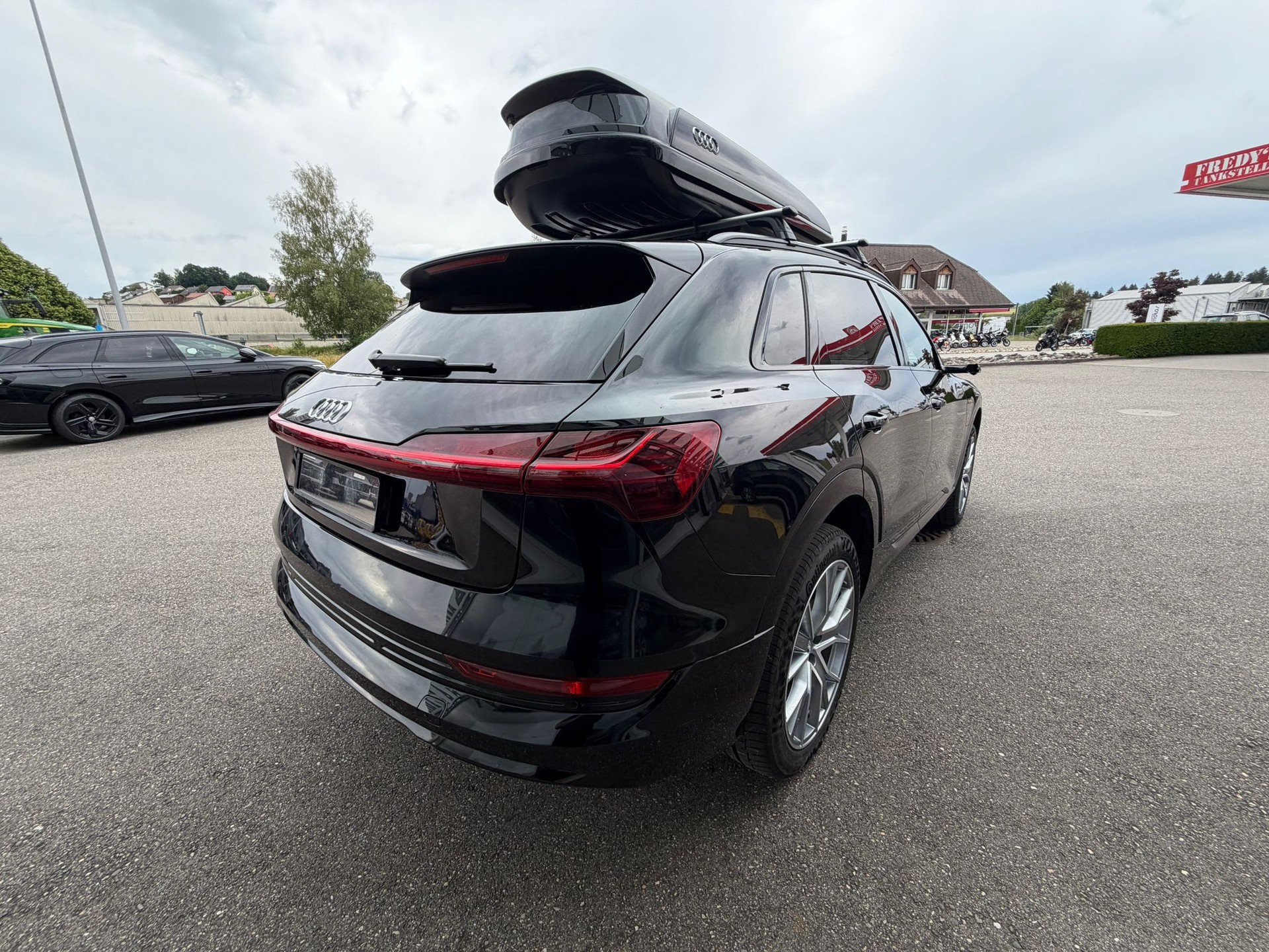 AUDI e-tron 55 Advanced quattro-image-5