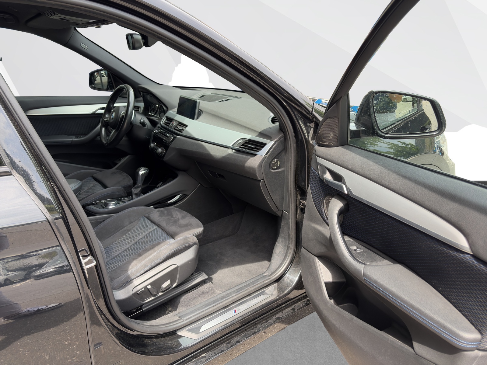 BMW X1 25i xDrive-image-16