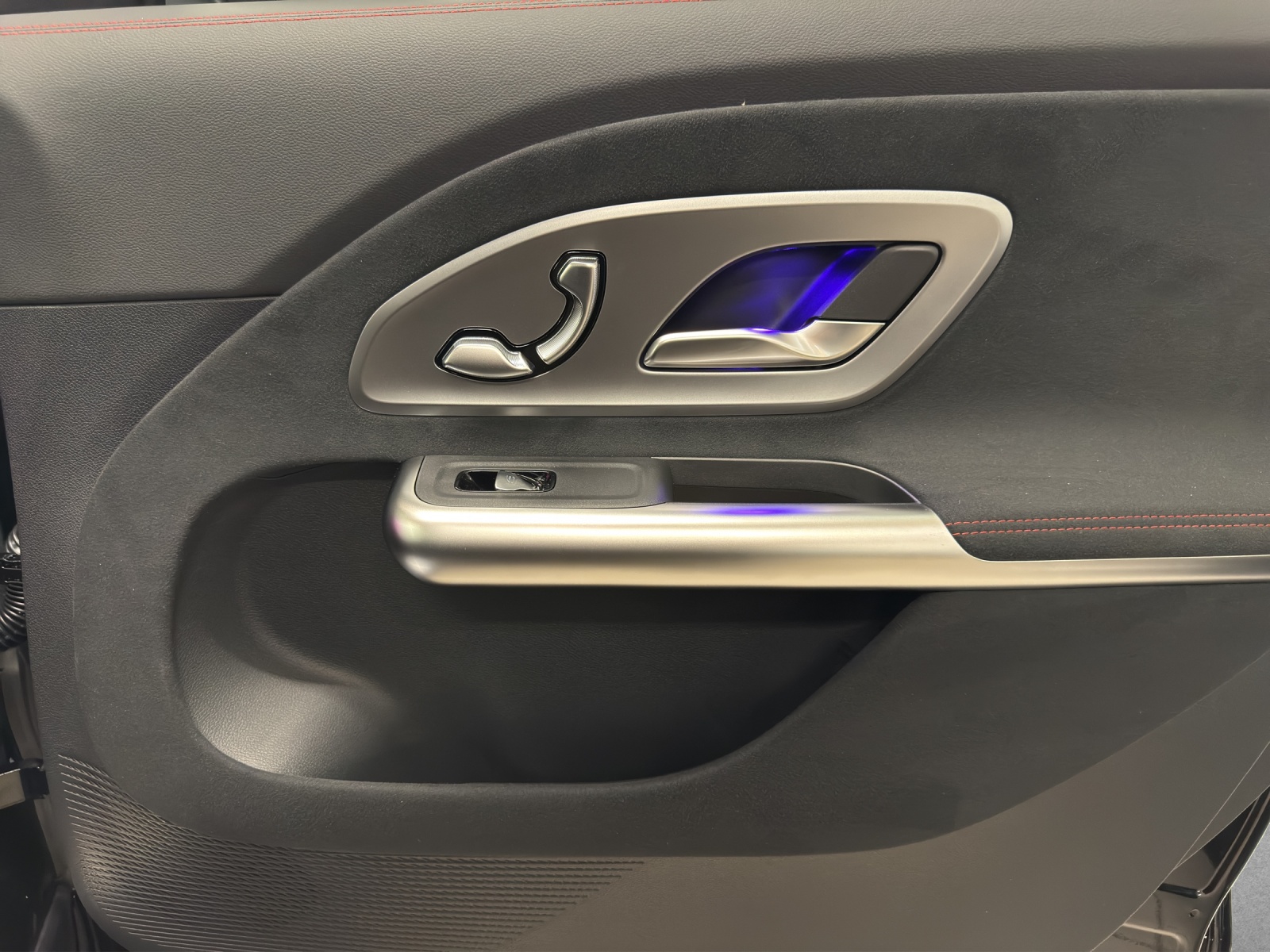 MERCEDES-BENZ GLB 220 4M-image-17