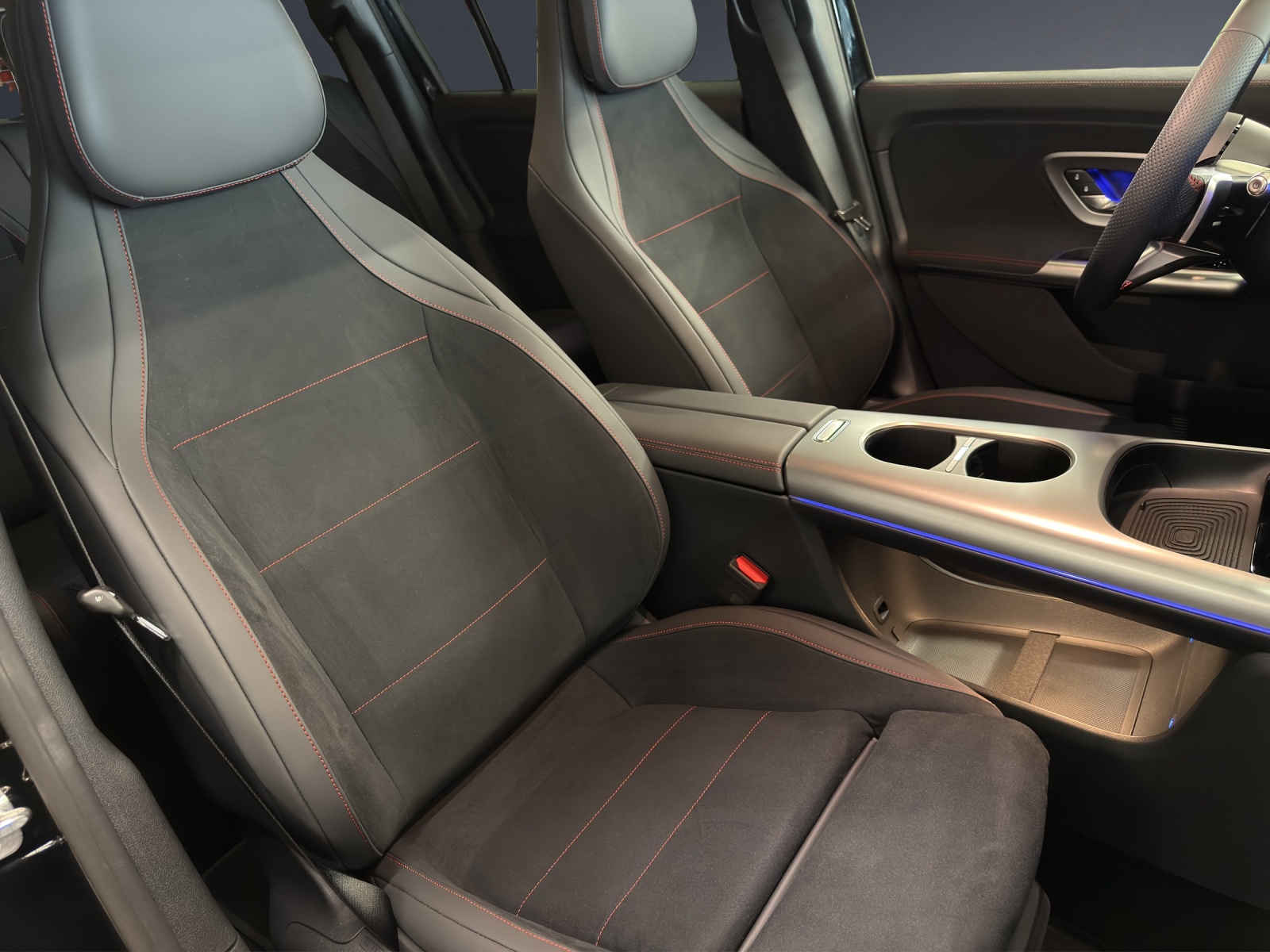 MERCEDES-BENZ GLB 220 4M-image-14