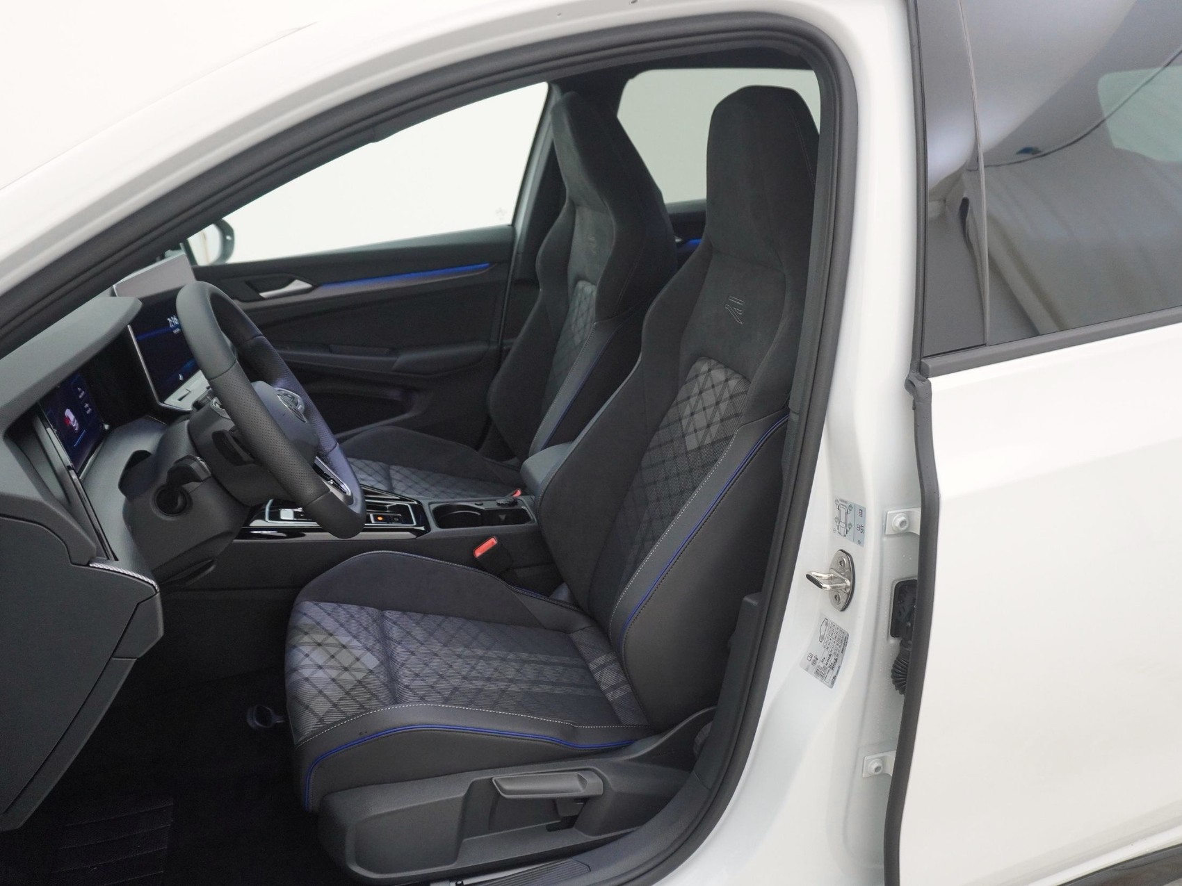 VW Golf VIII 1.5 eTSI R-Line DSG-image-11