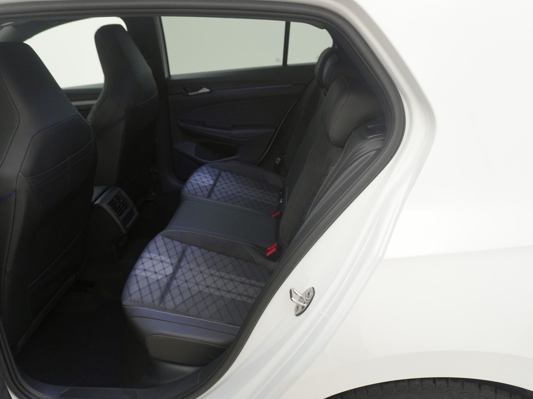 VW Golf VIII 1.5 eTSI R-Line DSG-image-13