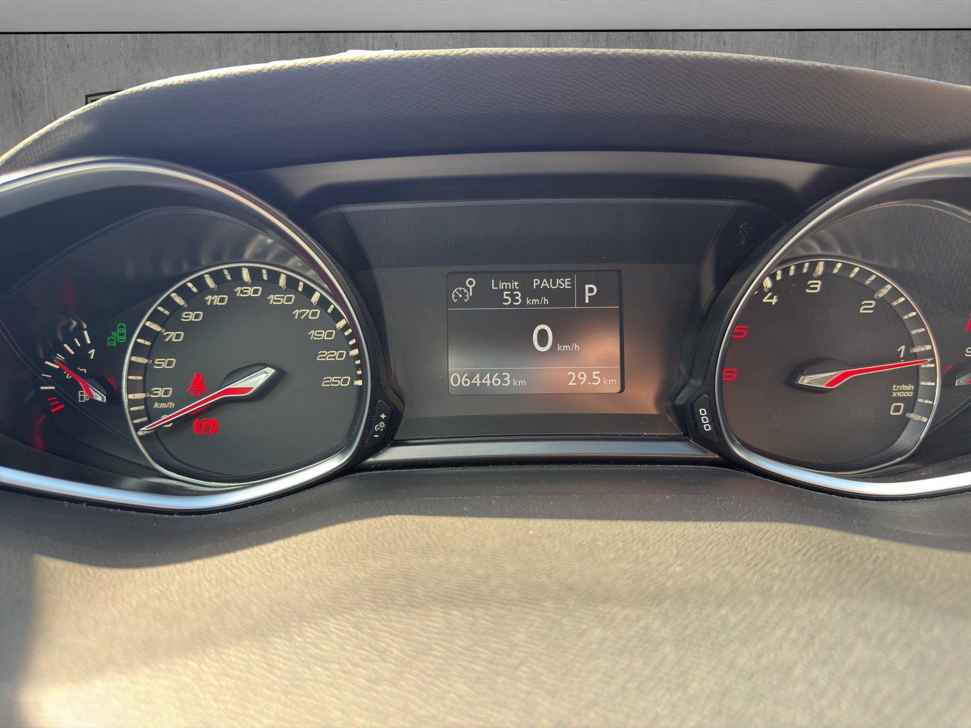 PEUGEOT 308 1.6 BlueHDi Allure-image-12