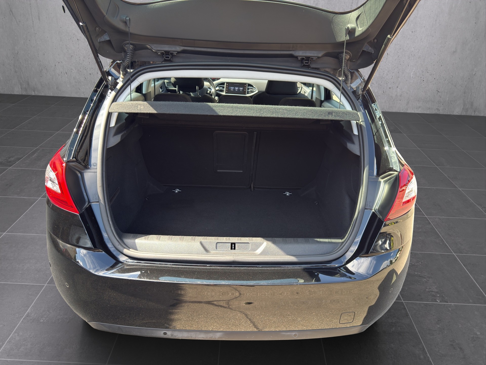 PEUGEOT 308 1.6 BlueHDi Allure-image-18
