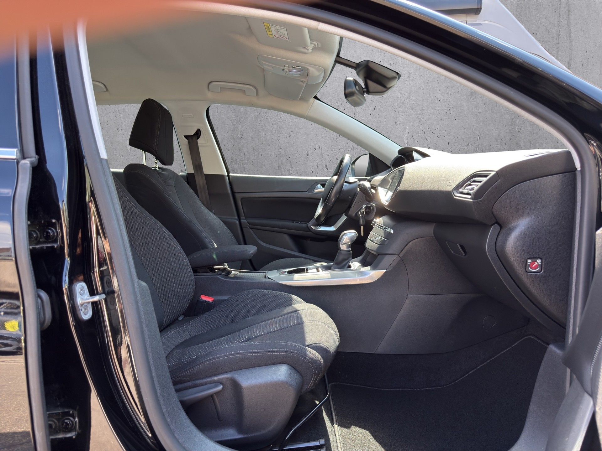 PEUGEOT 308 1.6 BlueHDi Allure-image-17