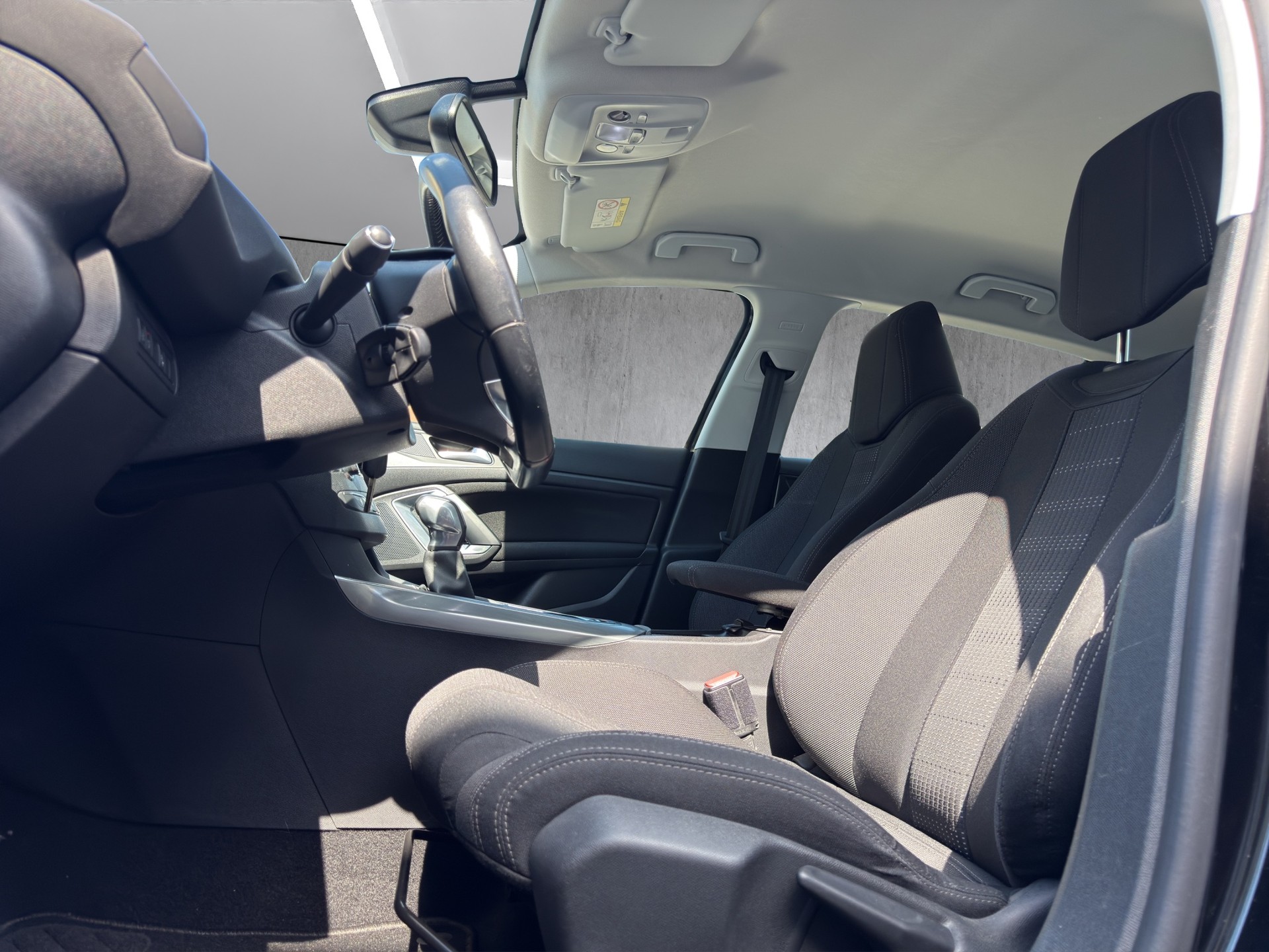 PEUGEOT 308 1.6 BlueHDi Allure-image-9