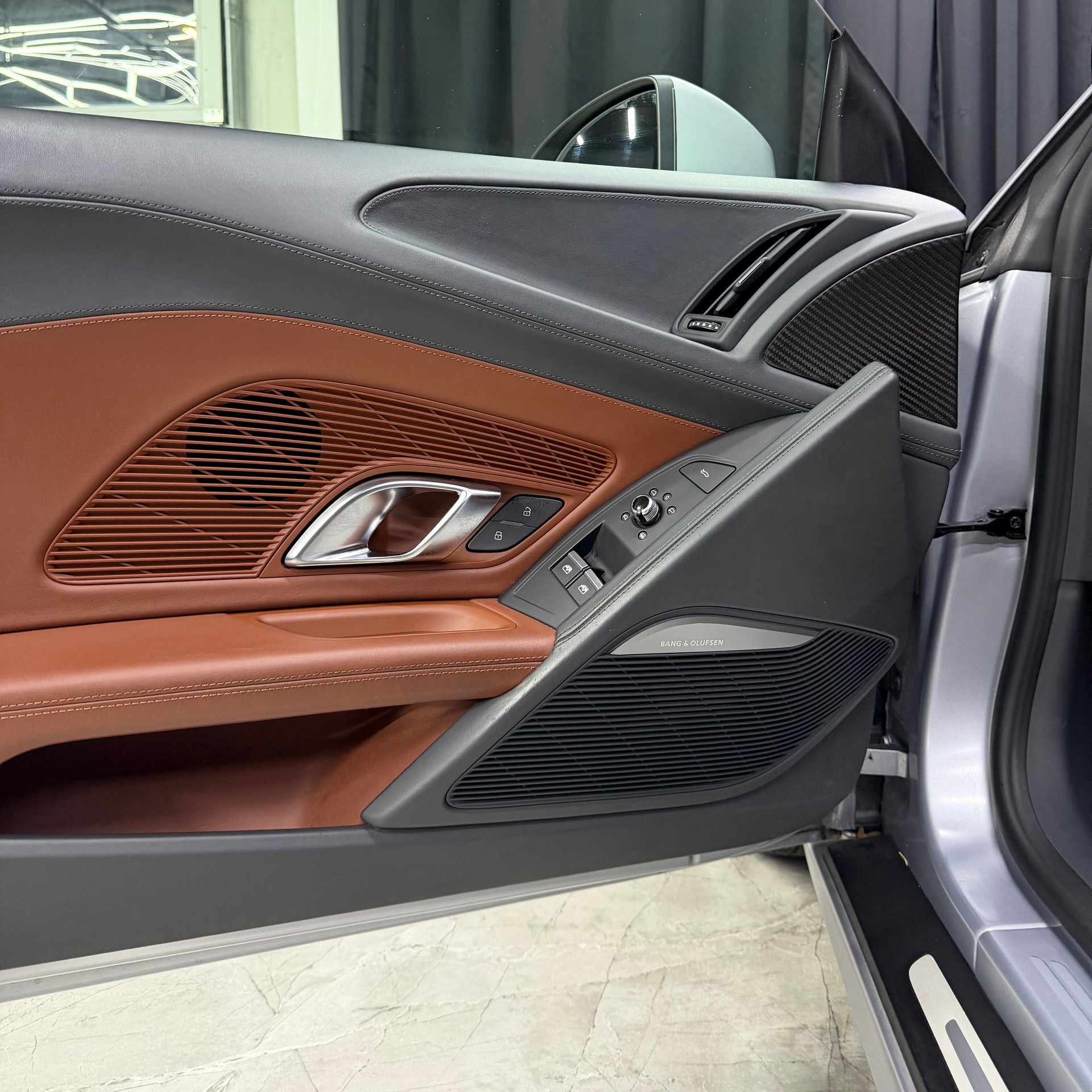 AUDI R8 Coupé 5.2 plus S-Tronic-image-9