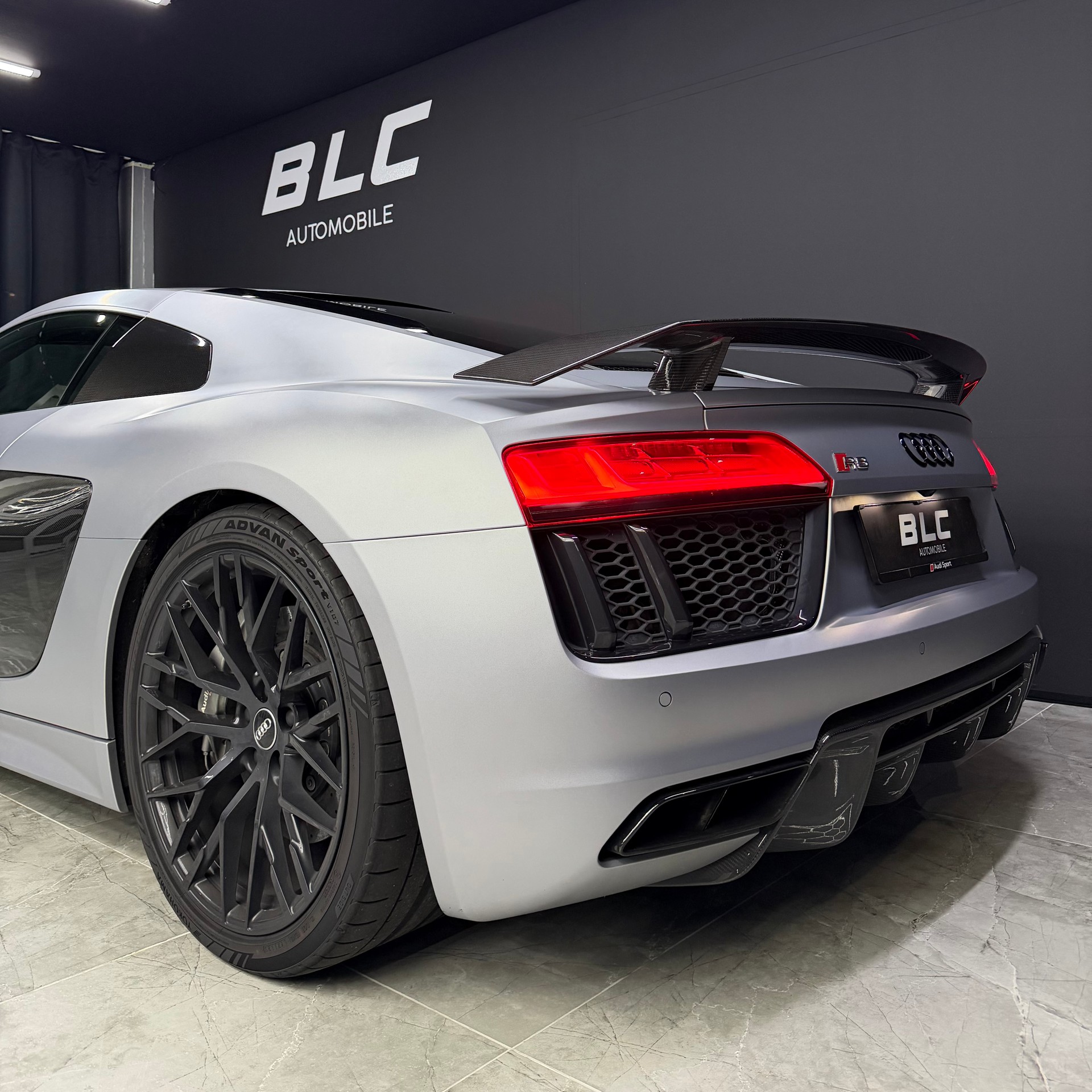 AUDI R8 Coupé 5.2 plus S-Tronic-image-6