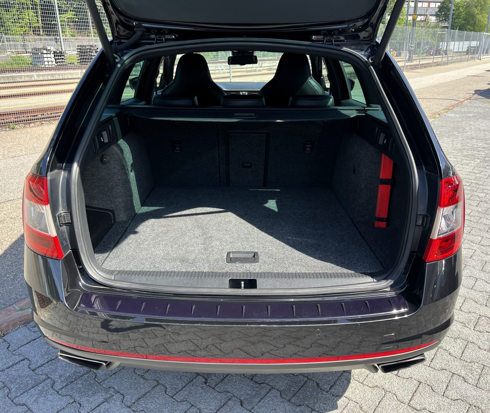 SKODA Octavia Combi 2.0 TSI RS DSG-image-11
