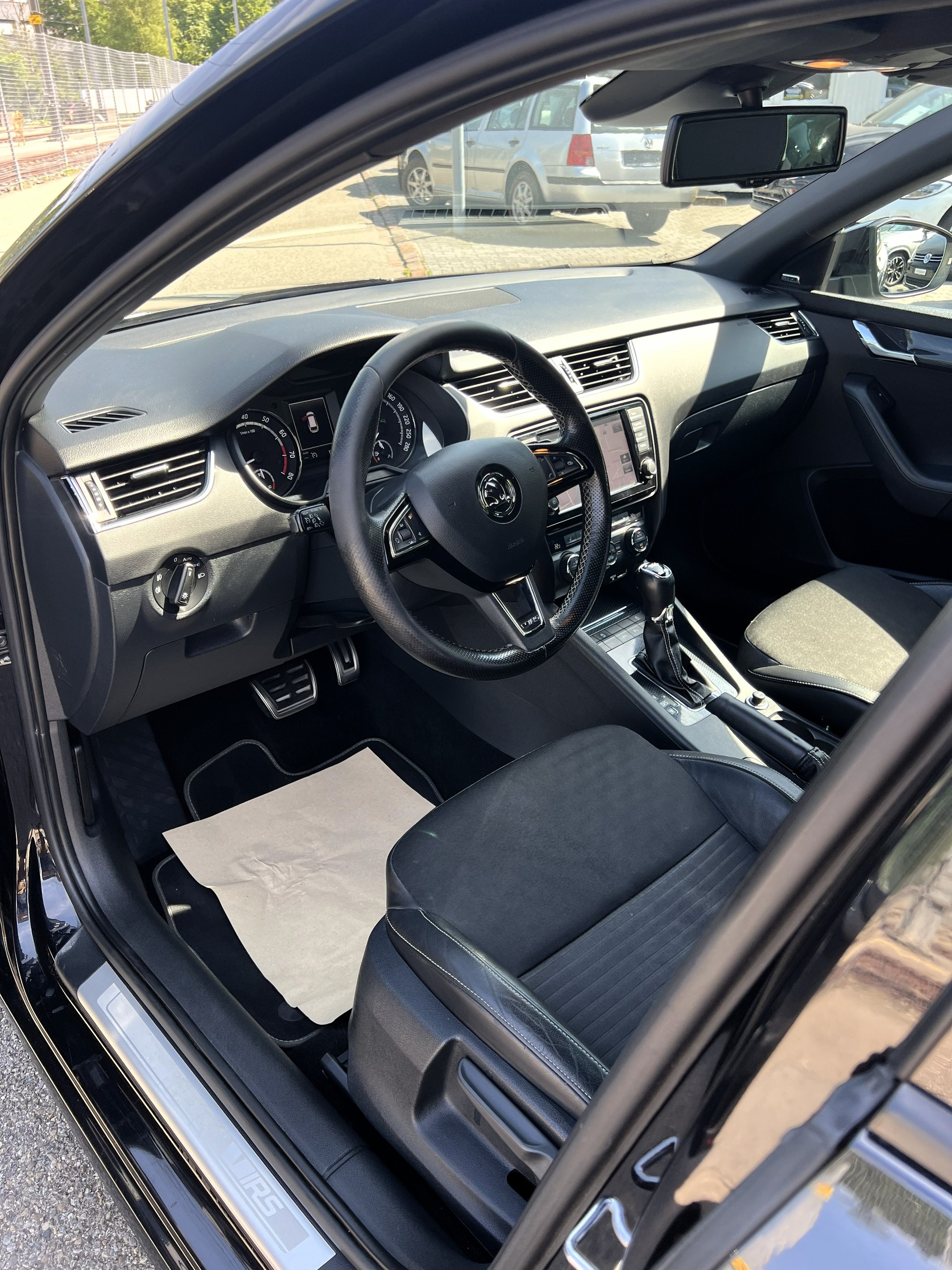 SKODA Octavia Combi 2.0 TSI RS DSG-image-16