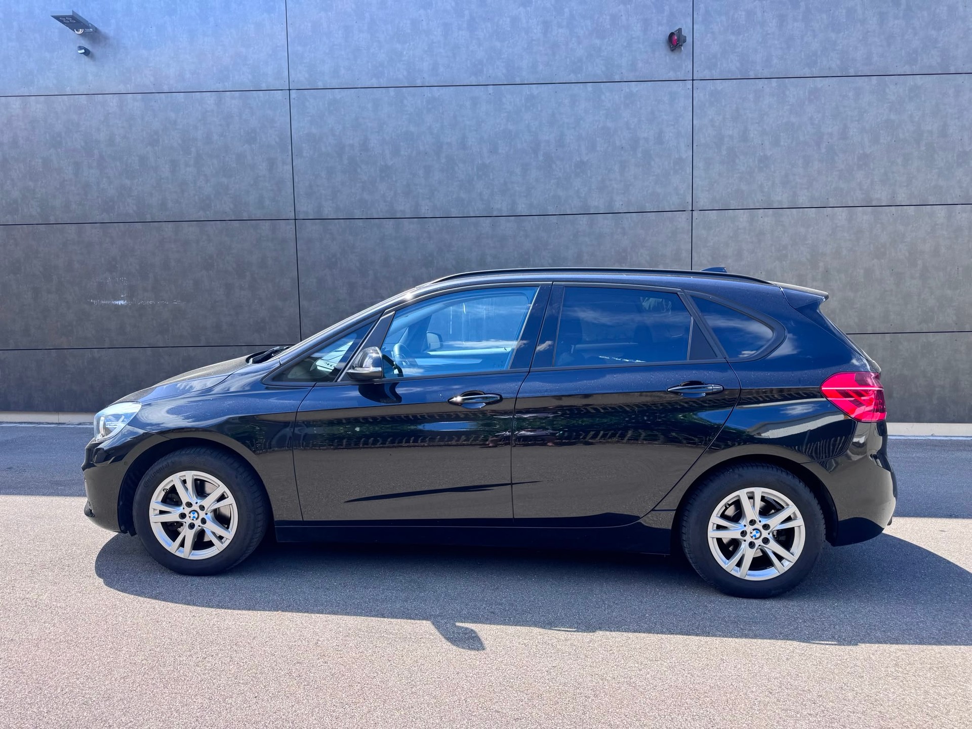 BMW 220i Active Tourer Steptronic-image-0