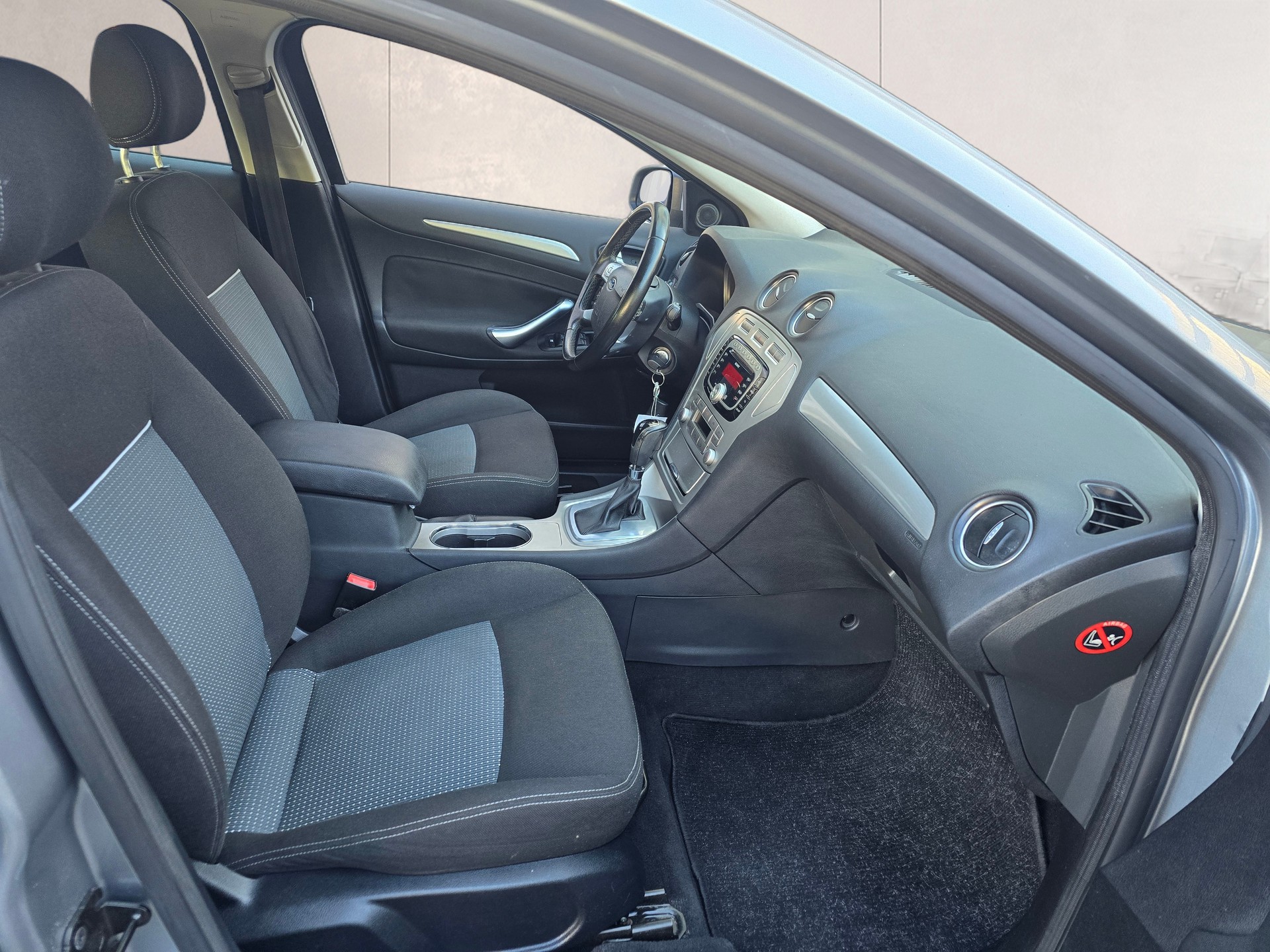 FORD Mondeo 2.0 EcoBoost SCTi Ghia PowerShift-image-17