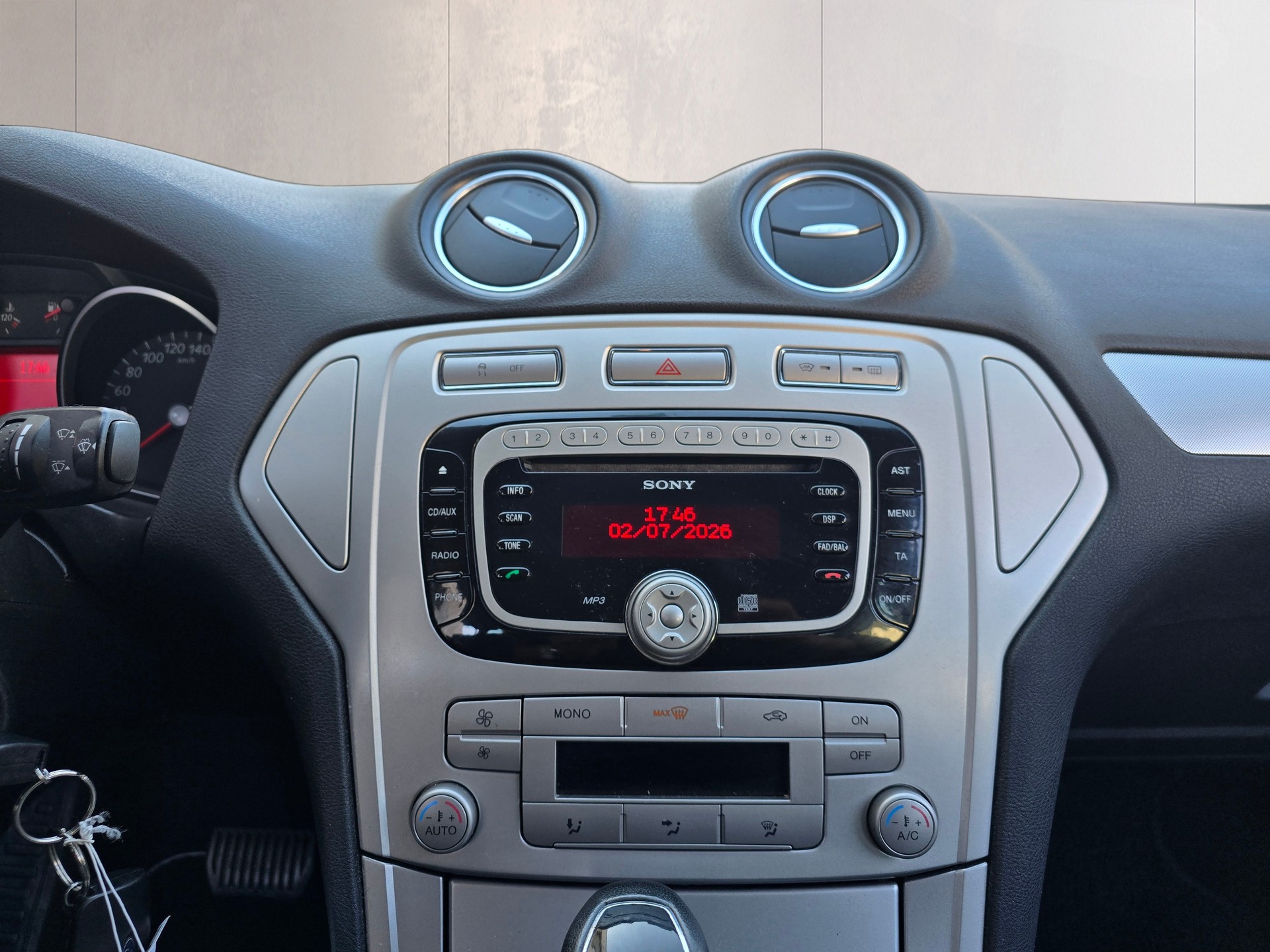 FORD Mondeo 2.0 EcoBoost SCTi Ghia PowerShift-image-16